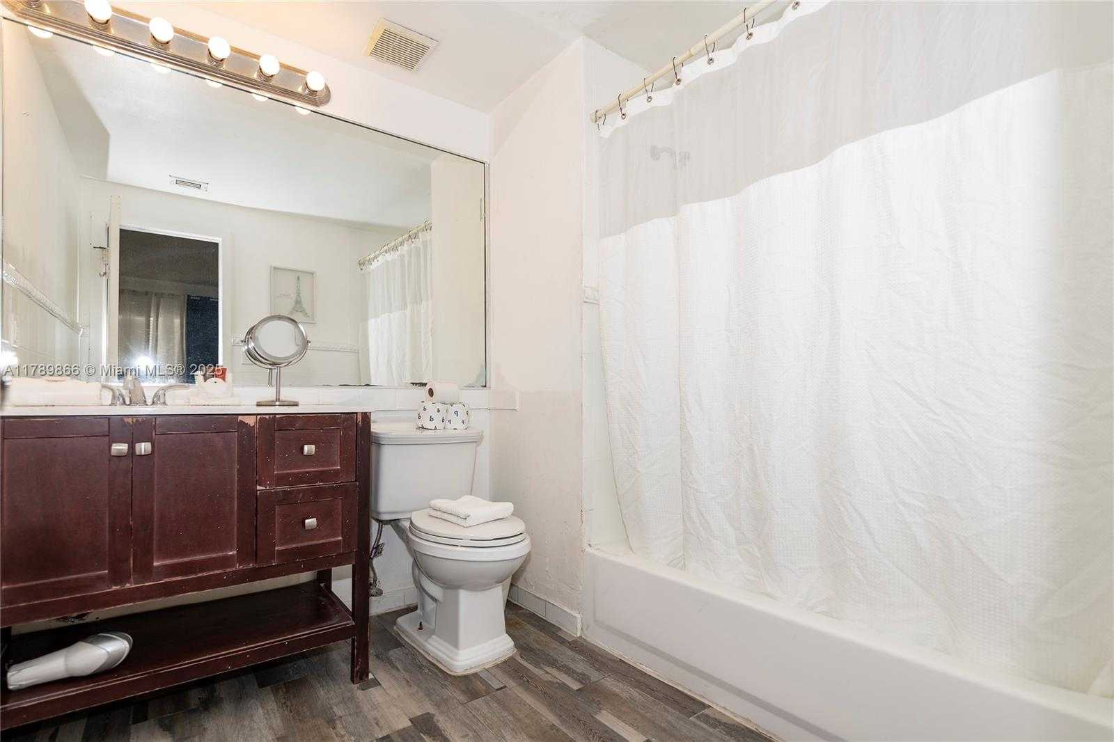 Small Image of 918 OCEAN DR #203, Miami Beach Number 9