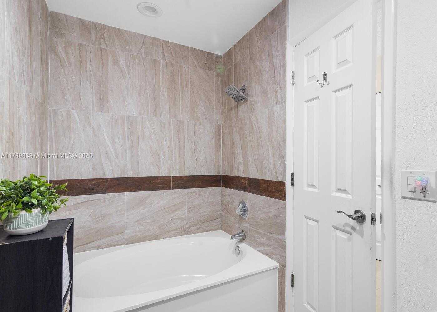 Small Image of 371 FAIRWAY CIR #56, Weston Number 12
