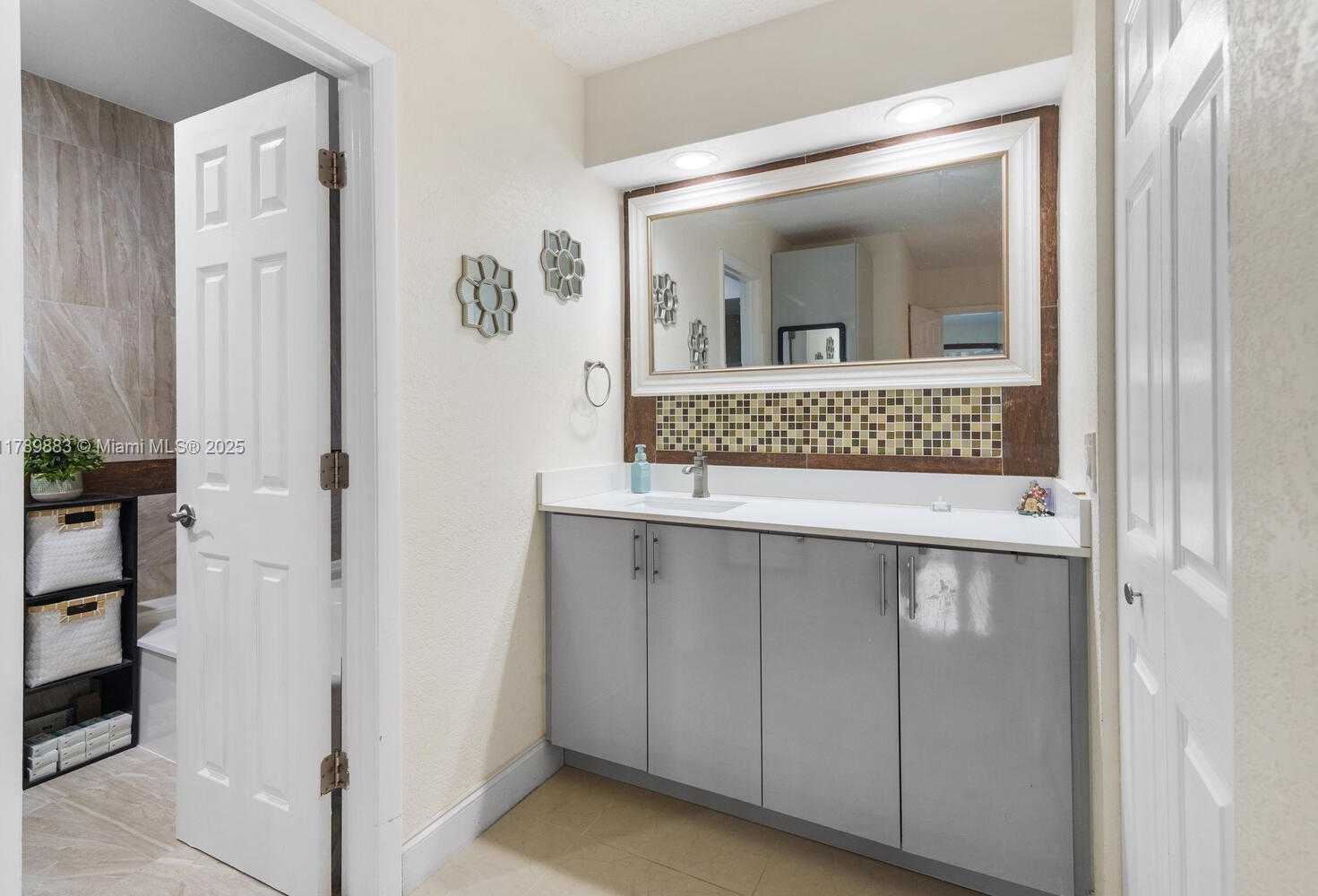 Small Image of 371 FAIRWAY CIR #56, Weston Number 14