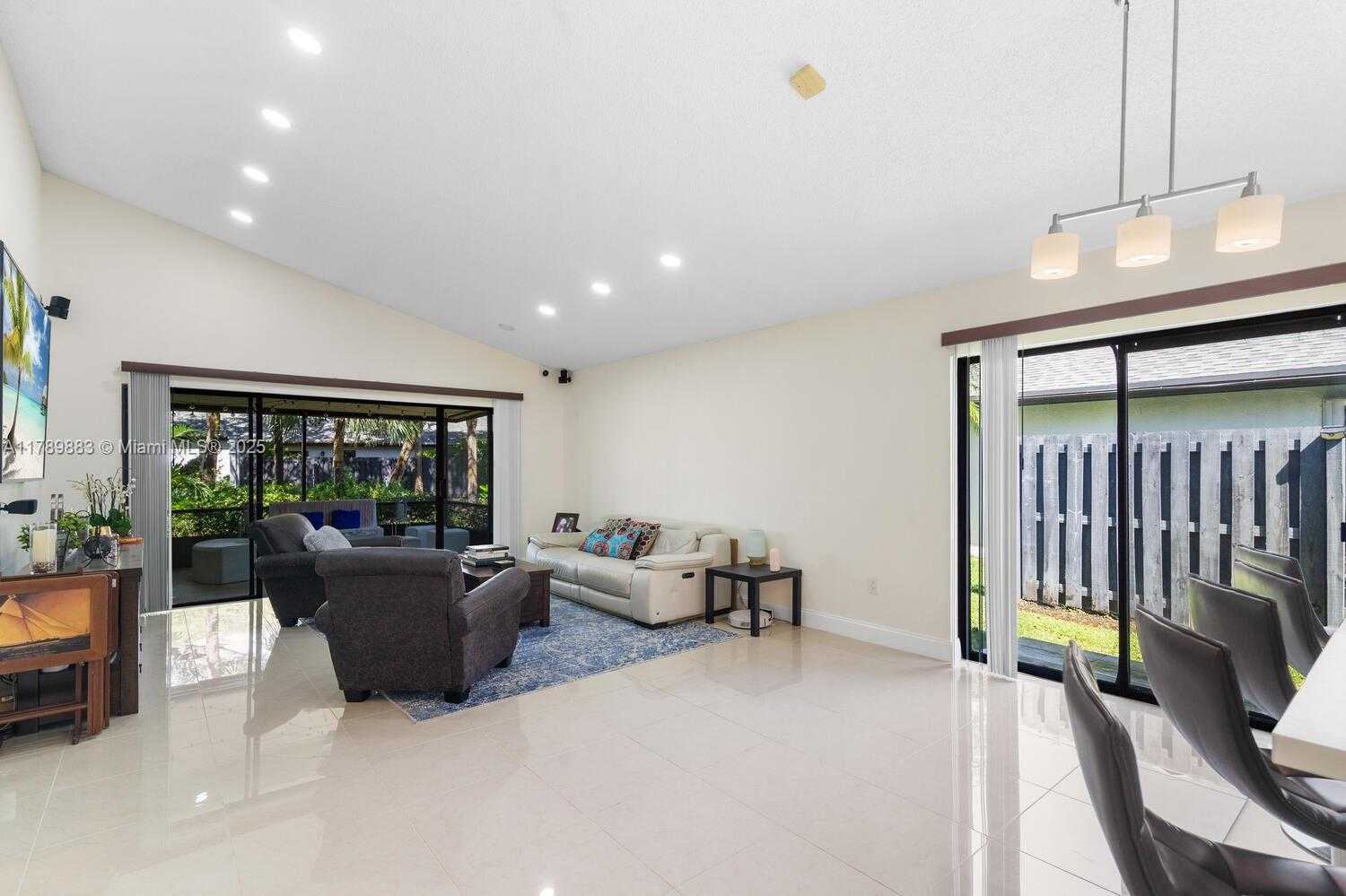 Small Image of 371 FAIRWAY CIR #56, Weston Number 3