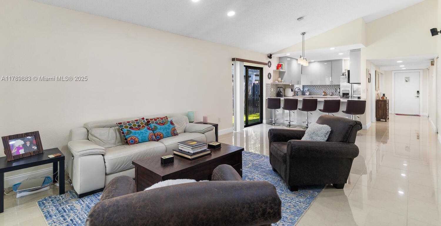 Small Image of 371 FAIRWAY CIR #56, Weston Number 4