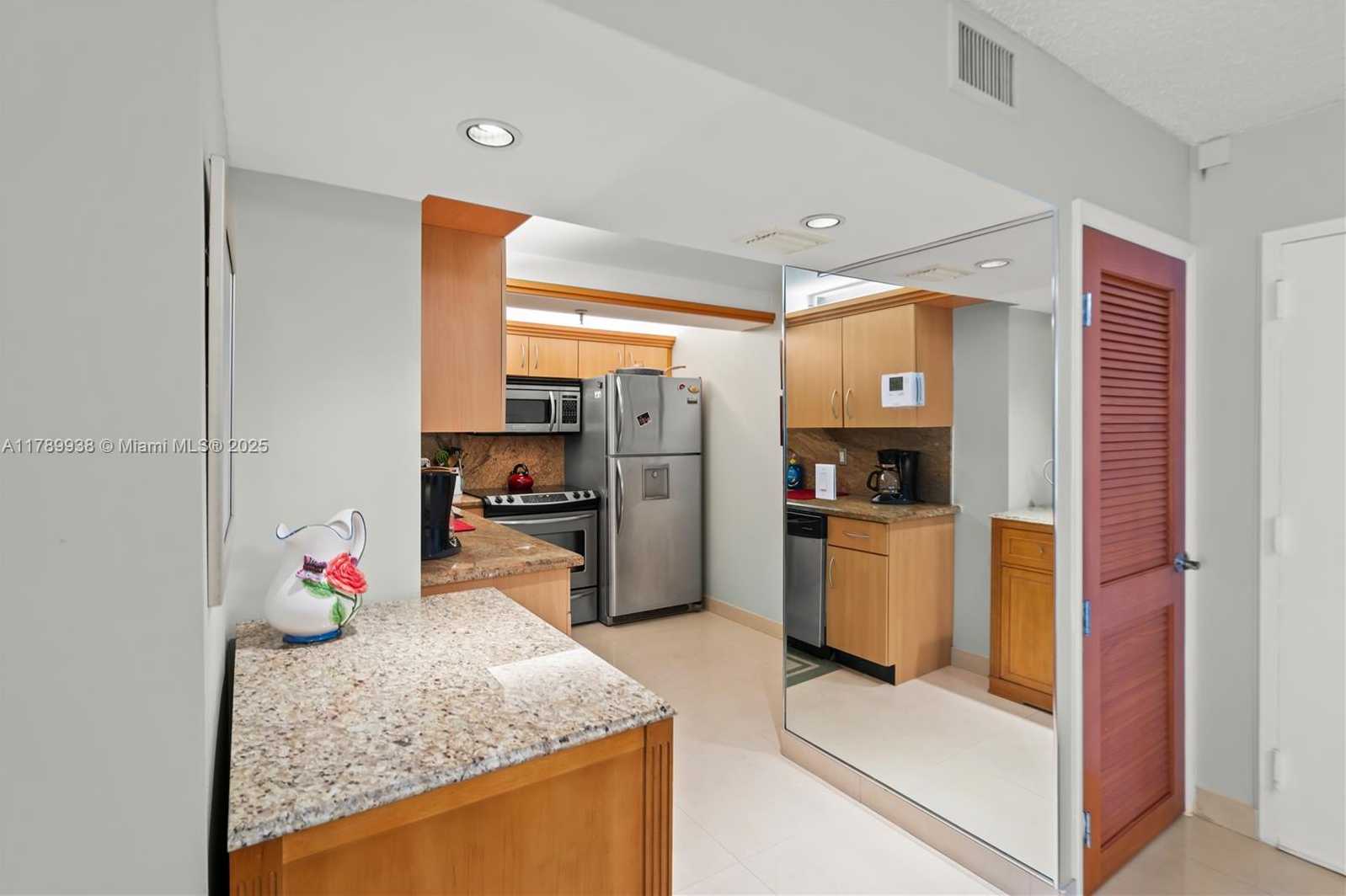 Small Image of 2401 COLLINS AVE #705, Miami Beach Number 11