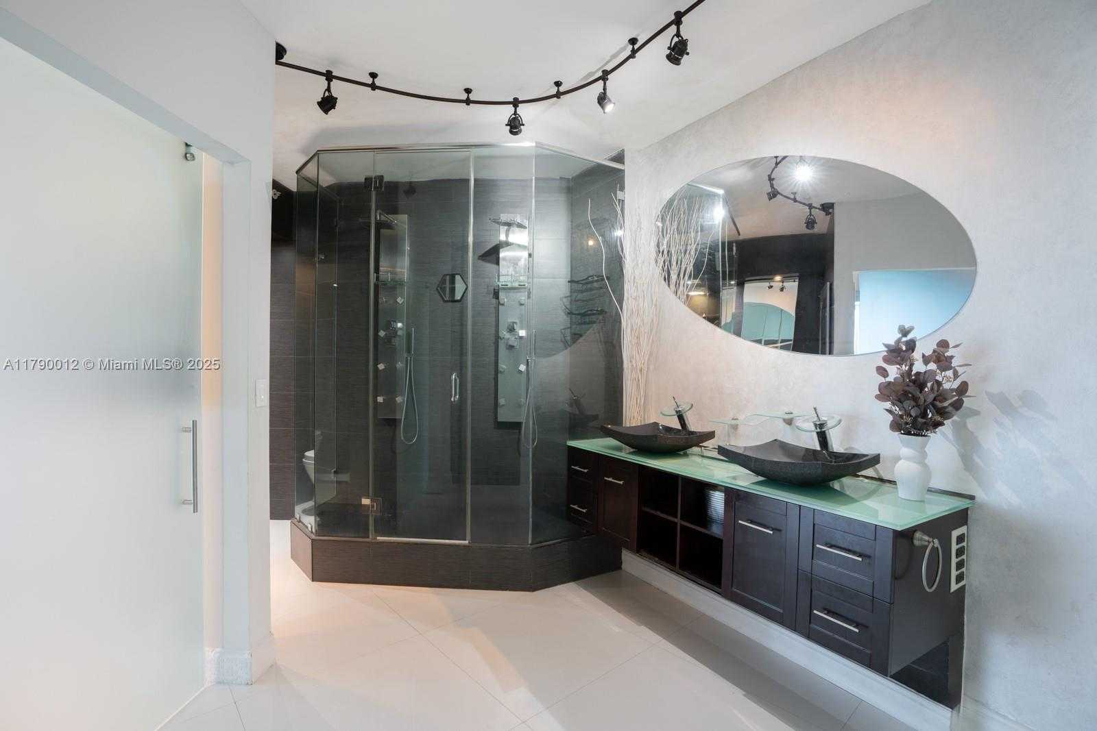 Small Image of 300 SOUTH POINTE DR #402, Miami Beach Number 10