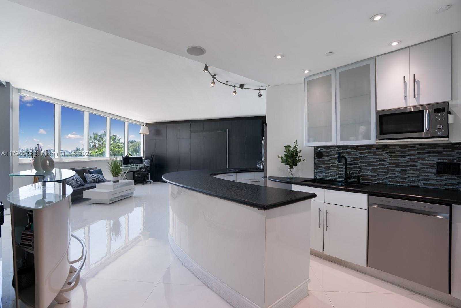 Small Image of 300 SOUTH POINTE DR #402, Miami Beach Number 2