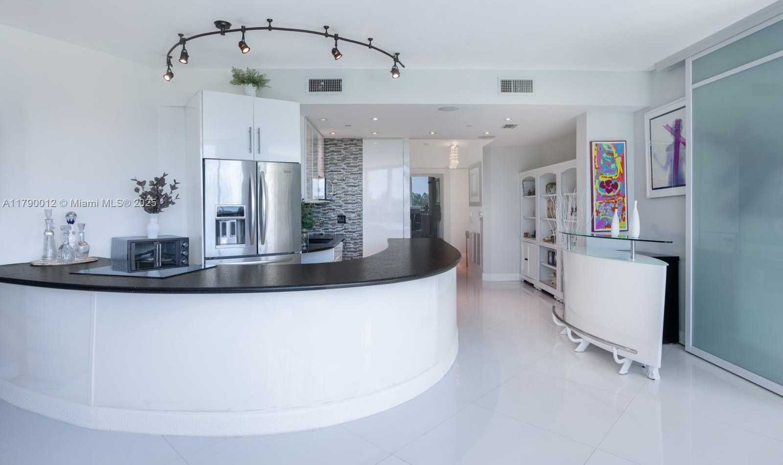 Small Image of 300 SOUTH POINTE DR #402, Miami Beach Number 3