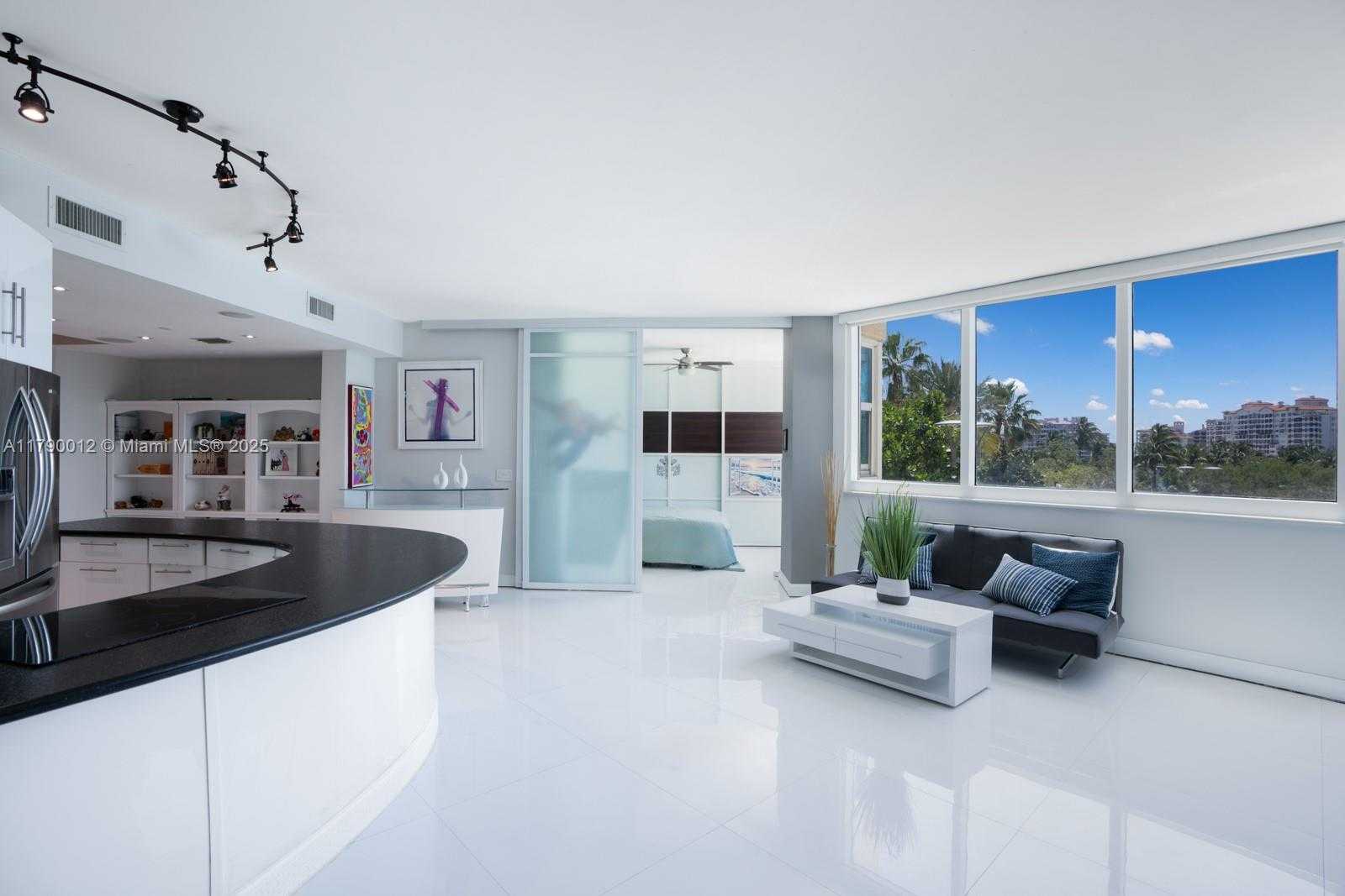 Small Image of 300 SOUTH POINTE DR #402, Miami Beach Number 5