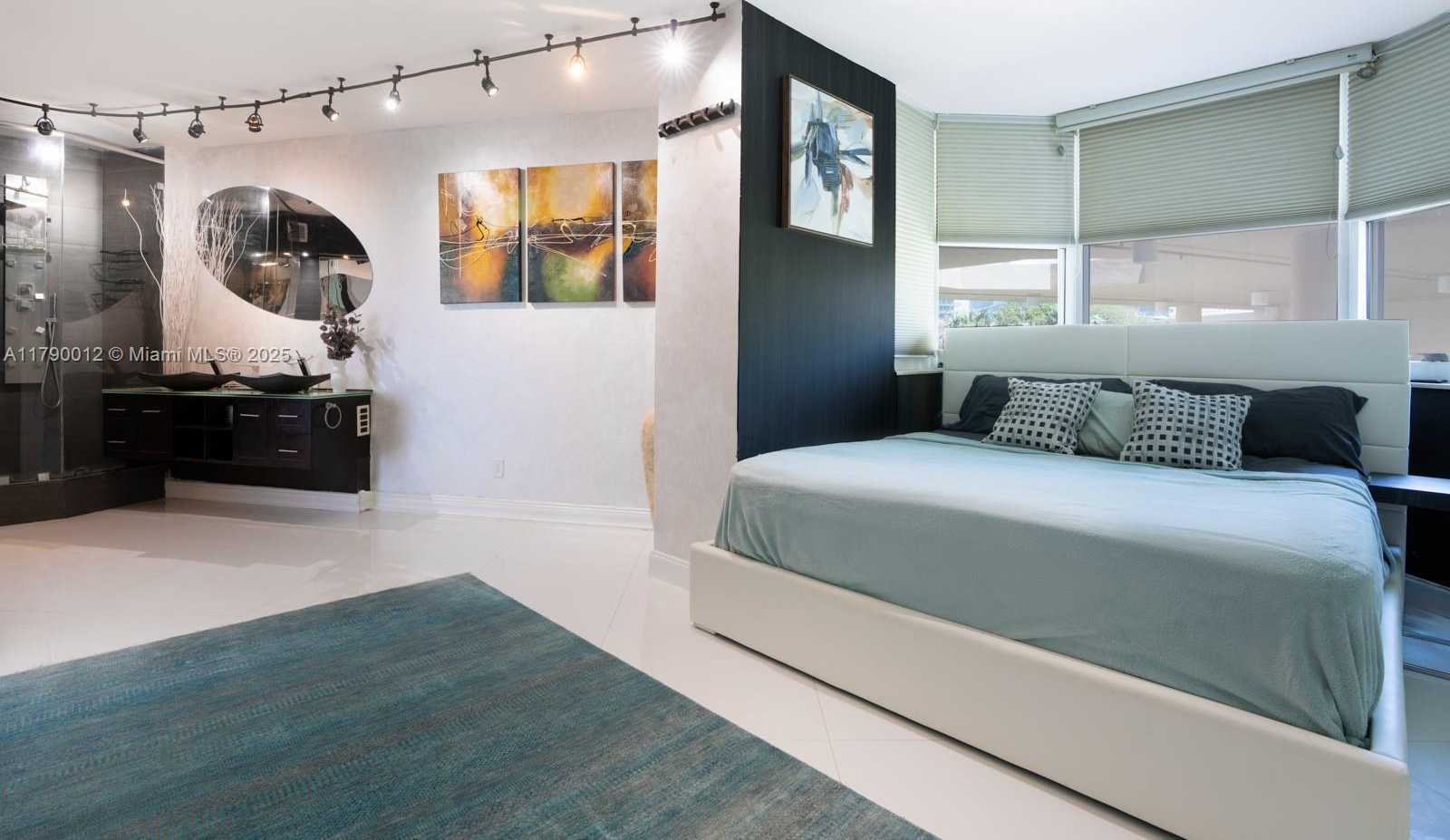 Small Image of 300 SOUTH POINTE DR #402, Miami Beach Number 6