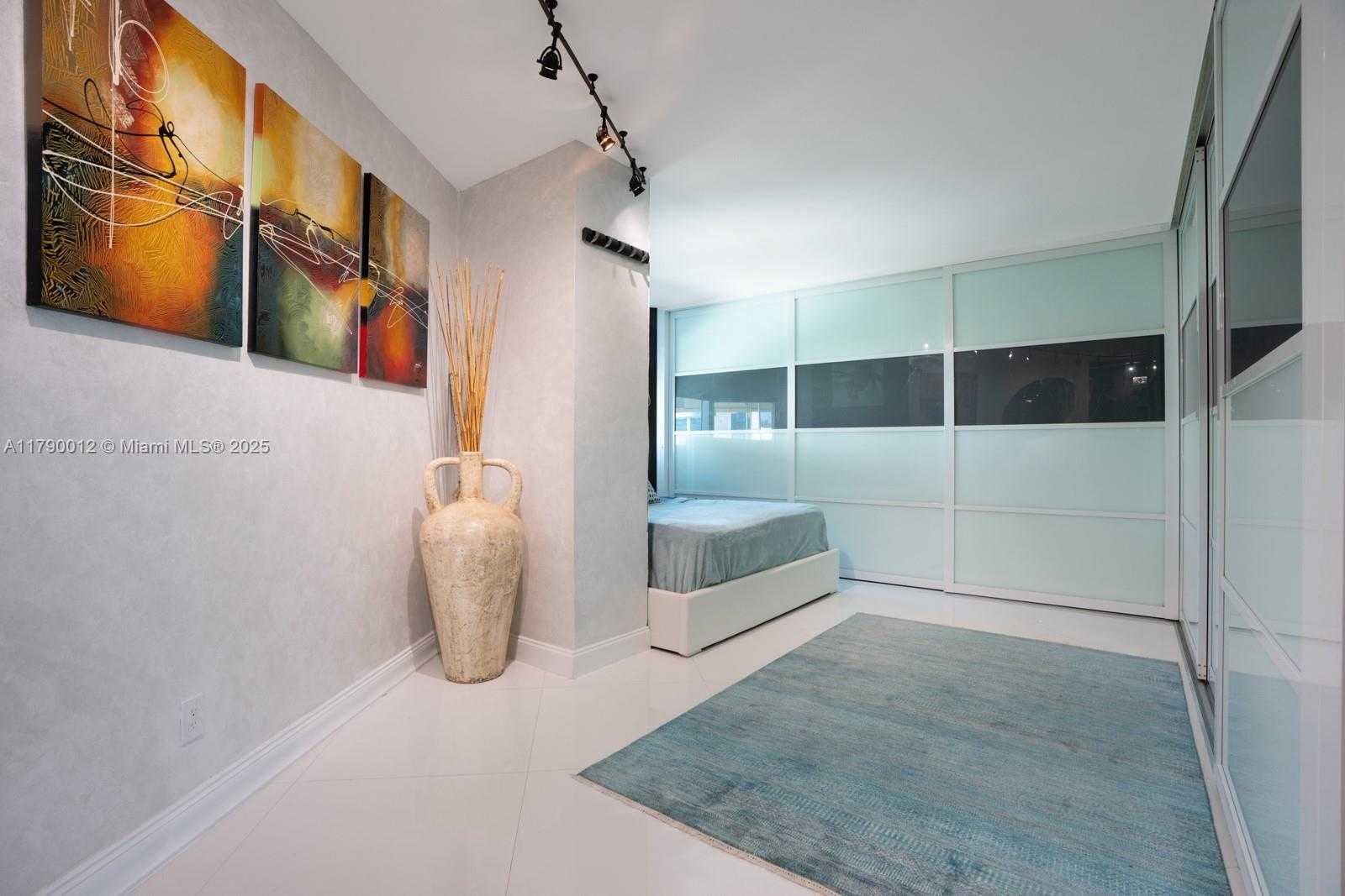 Small Image of 300 SOUTH POINTE DR #402, Miami Beach Number 7