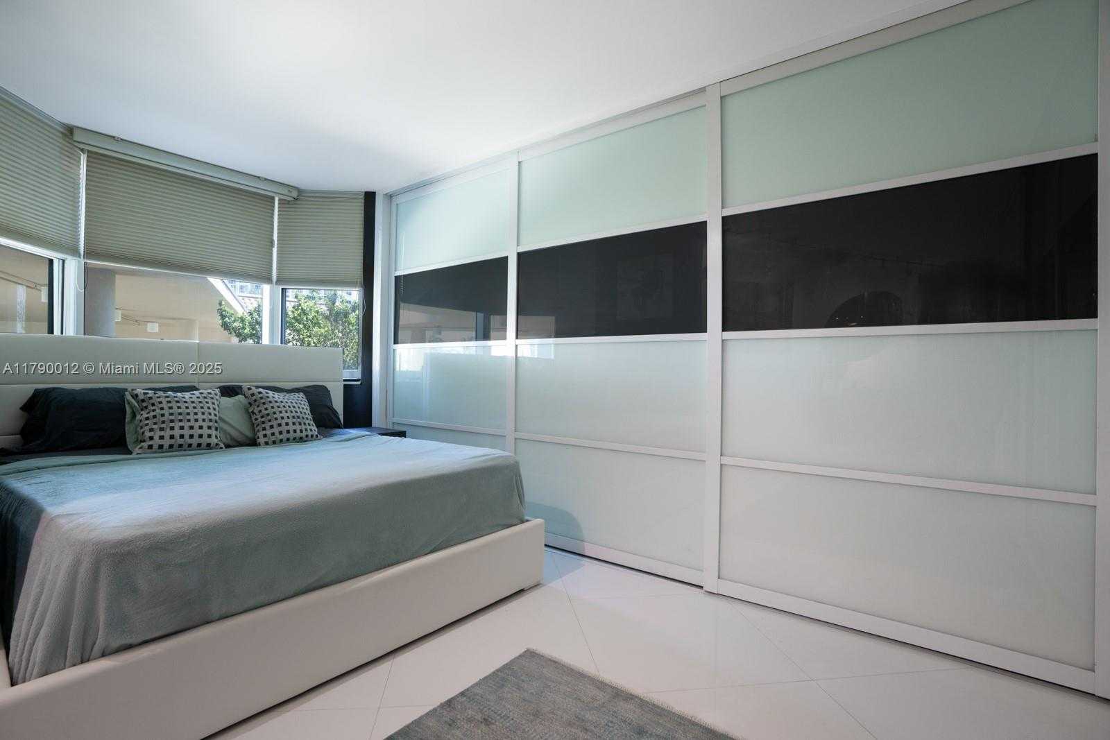 Small Image of 300 SOUTH POINTE DR #402, Miami Beach Number 8