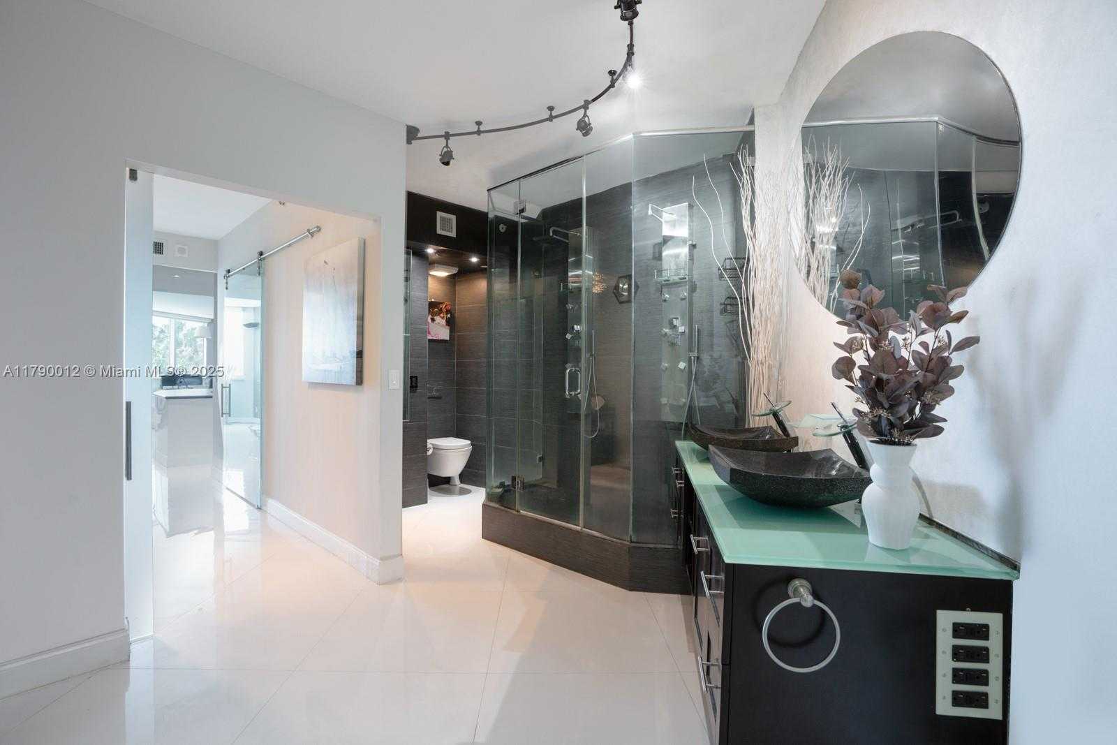 Small Image of 300 SOUTH POINTE DR #402, Miami Beach Number 9