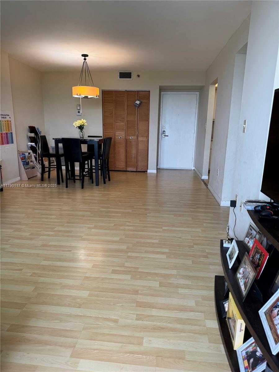 Small Image of 919 #504, Hollywood Number 12