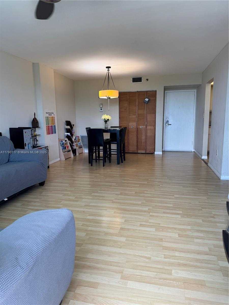 Small Image of 919 #504, Hollywood Number 8