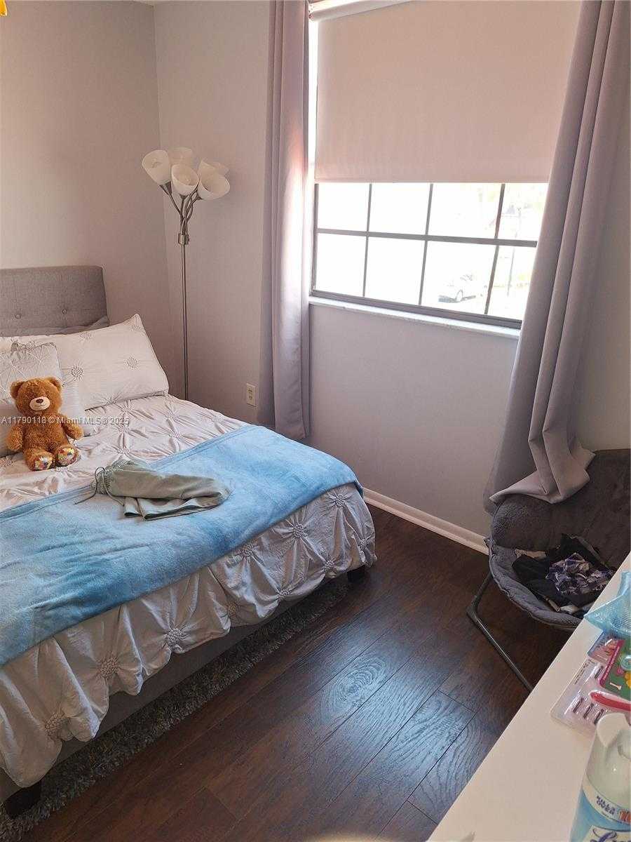 Small Image of 20907 #252-5, Aventura Number 10