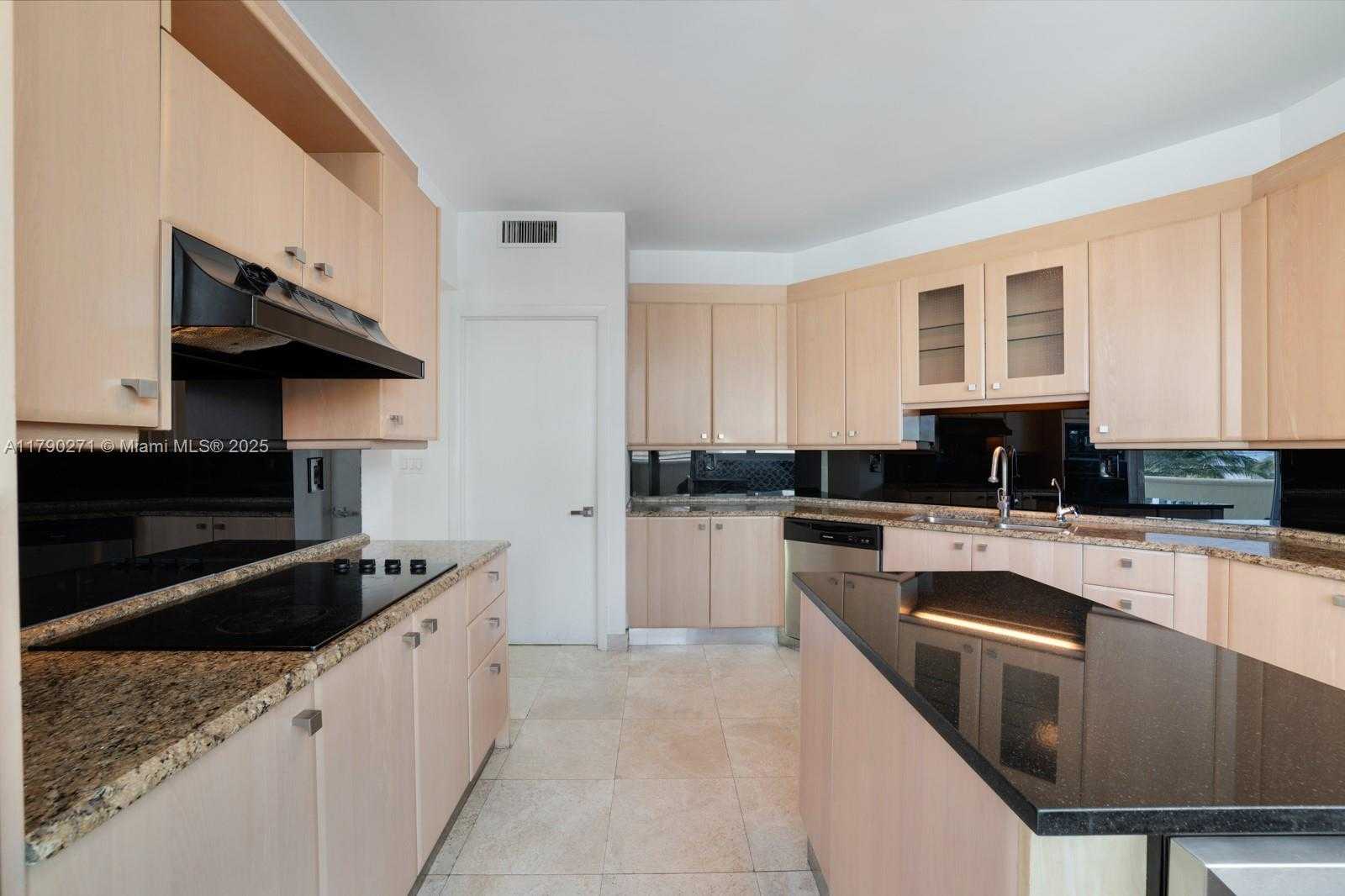 Small Image of 300 SOUTH POINTE DR #405, Miami Beach Number 11