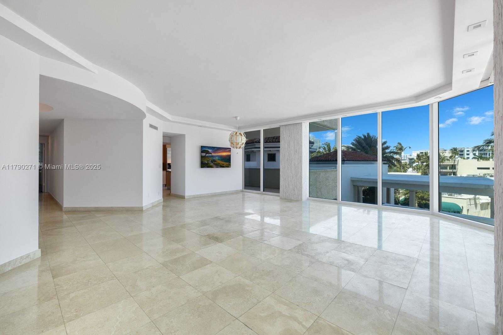 Small Image of 300 SOUTH POINTE DR #405, Miami Beach Number 13