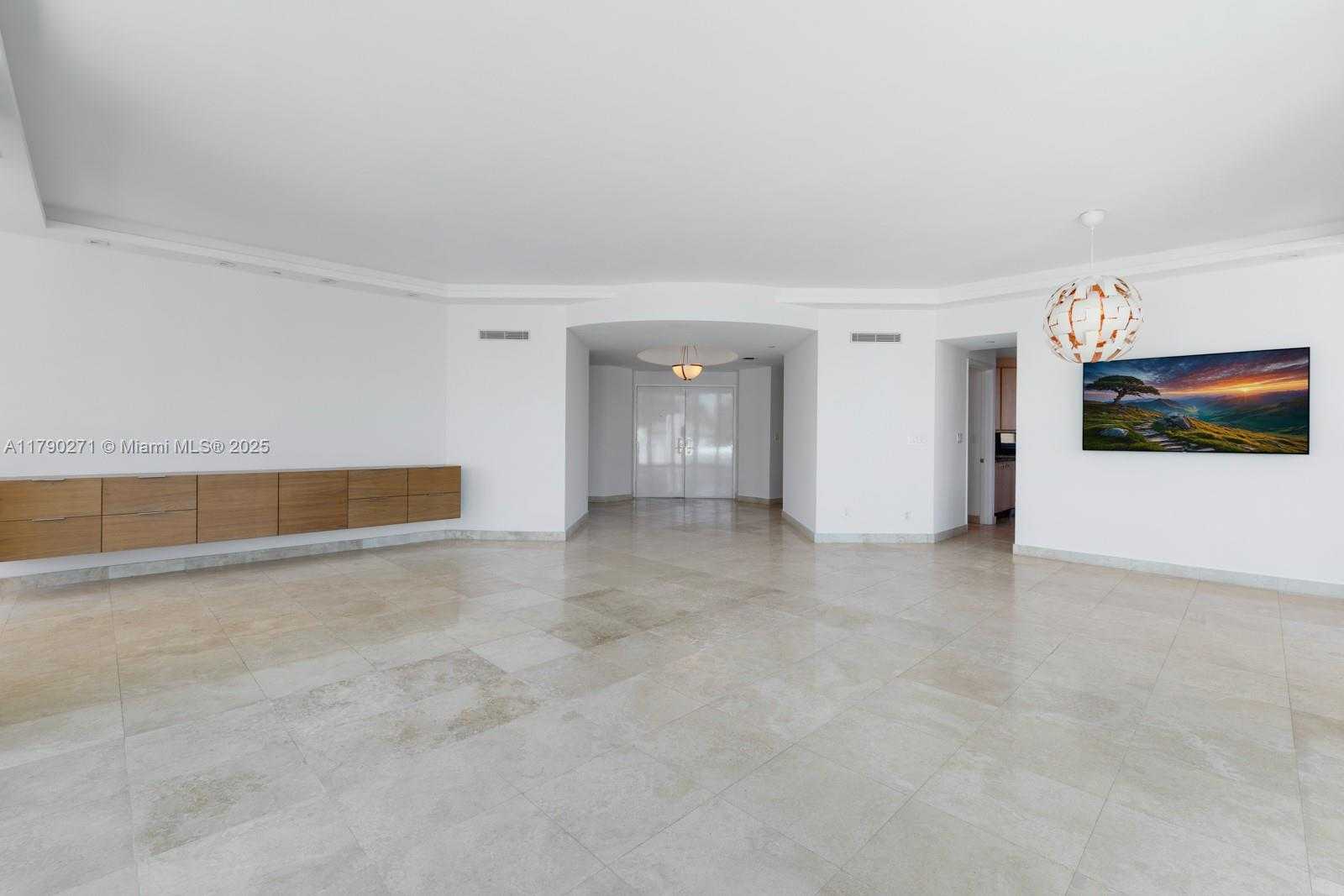Small Image of 300 SOUTH POINTE DR #405, Miami Beach Number 15