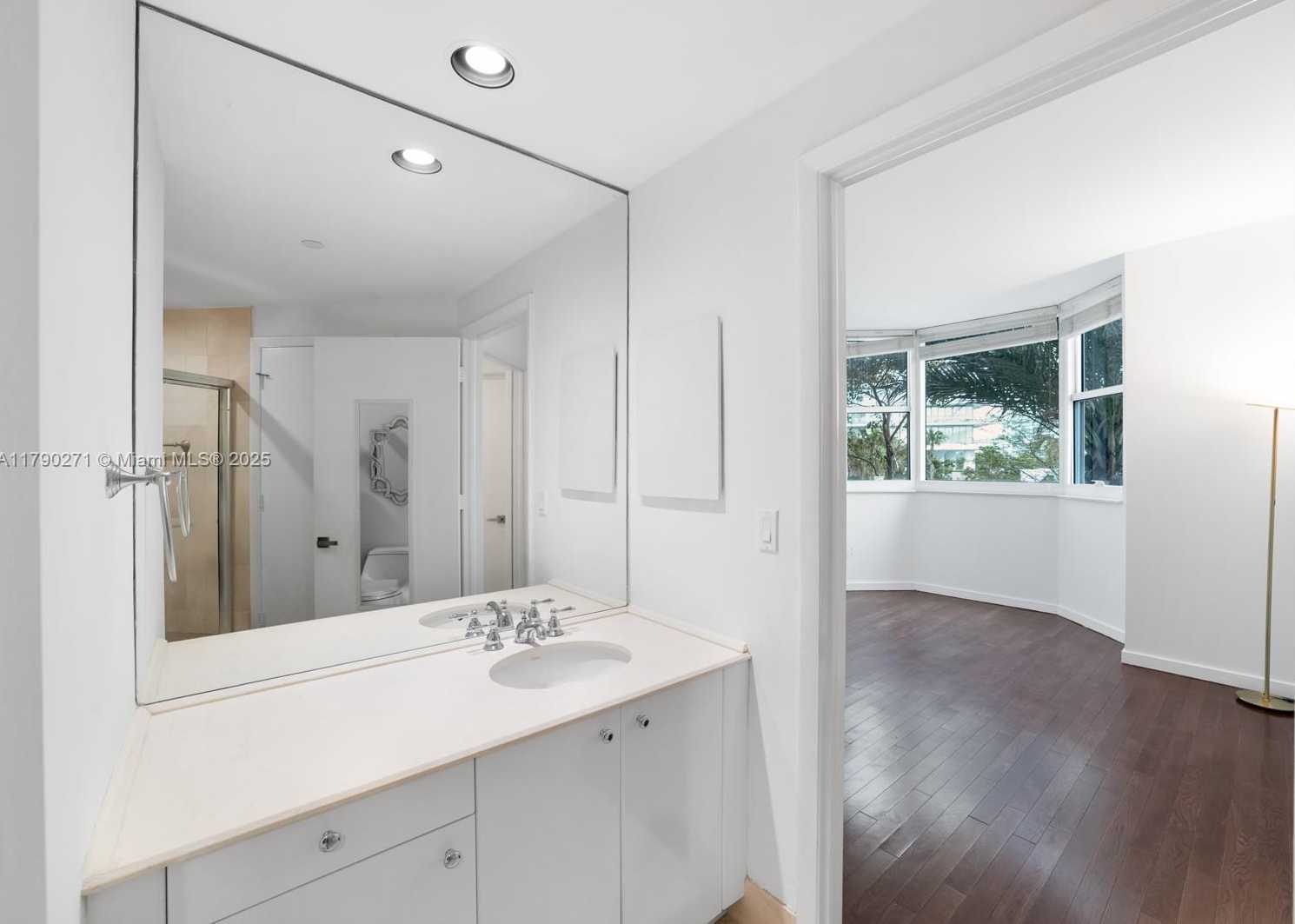 Small Image of 300 SOUTH POINTE DR #405, Miami Beach Number 17