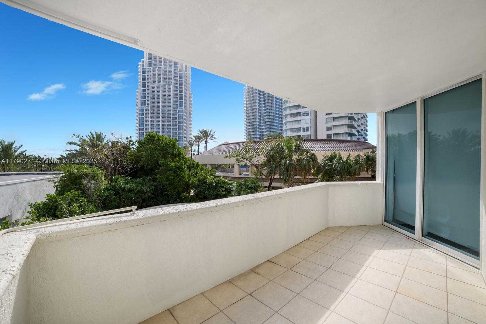 Small Image of 300 SOUTH POINTE DR #405, Miami Beach Number 26