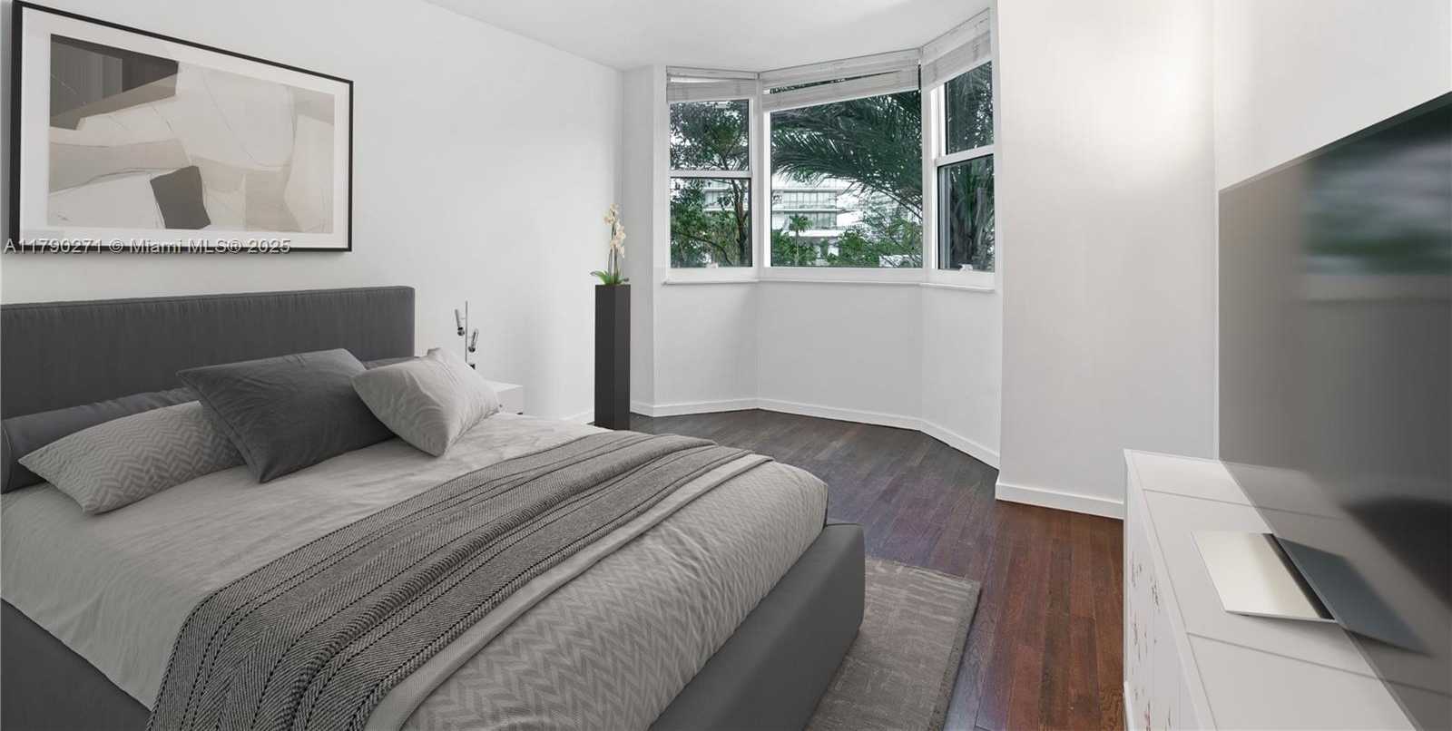 Small Image of 300 SOUTH POINTE DR #405, Miami Beach Number 5