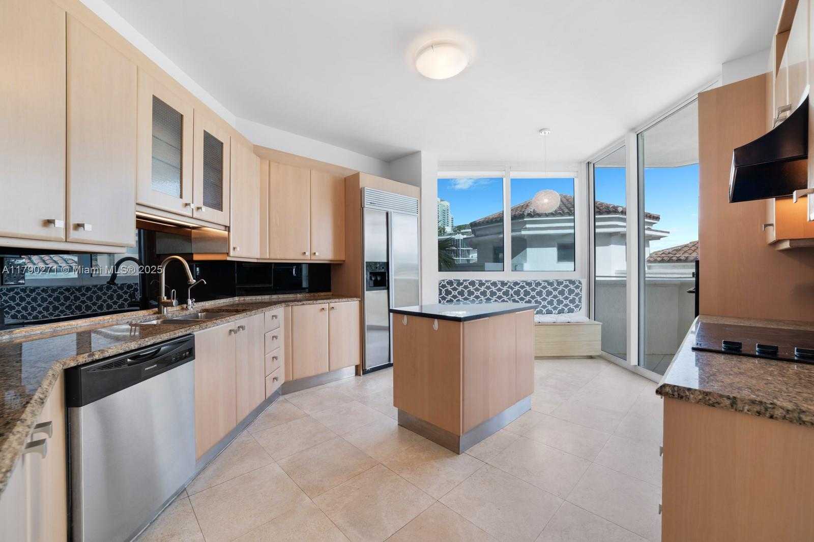 Small Image of 300 SOUTH POINTE DR #405, Miami Beach Number 8