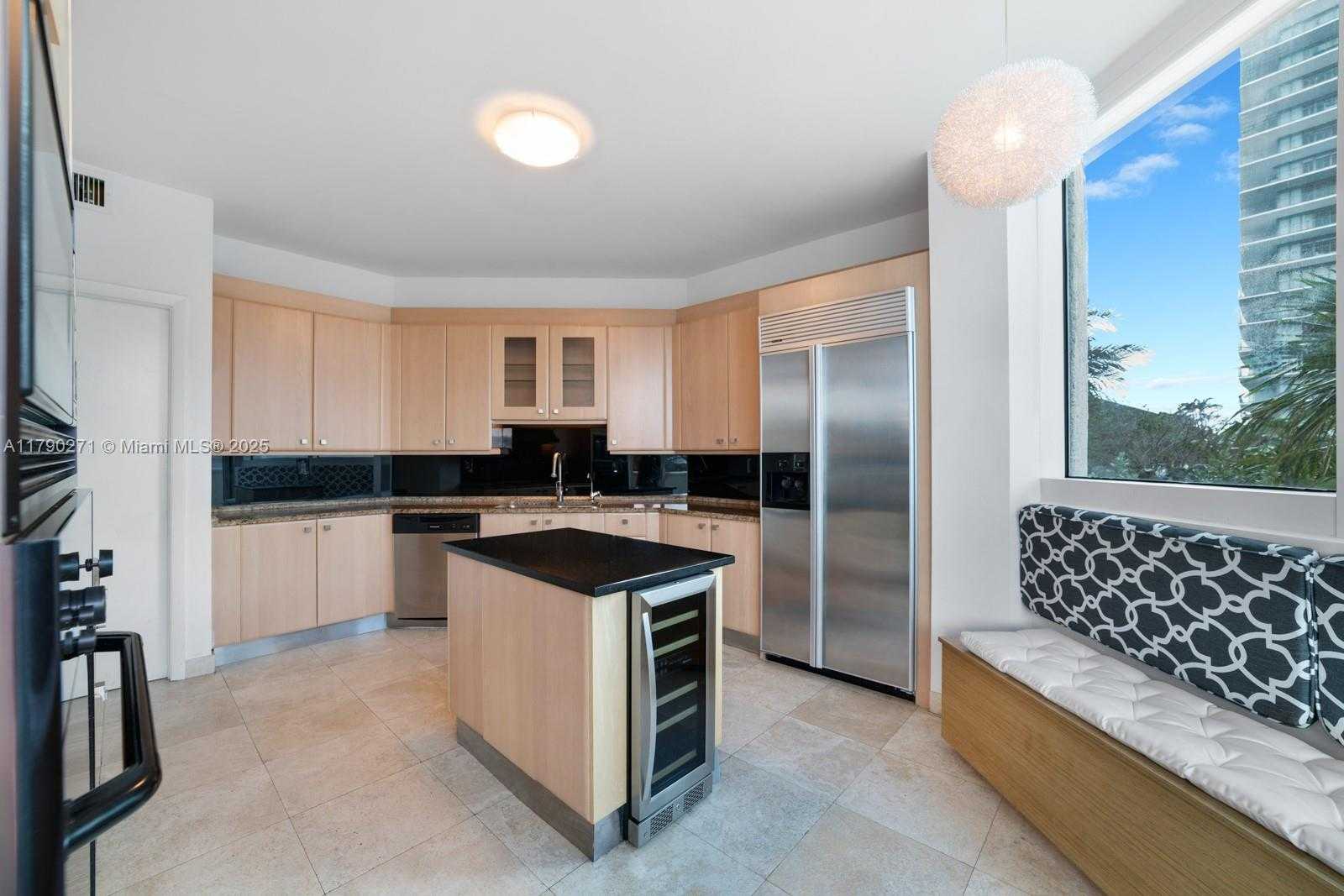 Small Image of 300 SOUTH POINTE DR #405, Miami Beach Number 9