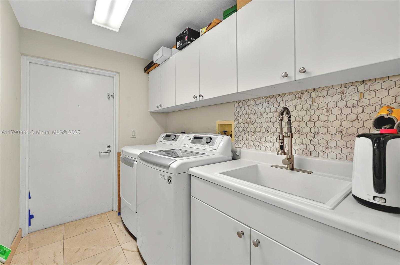 Small Image of 21050 POINT PL #2301, Aventura Number 30