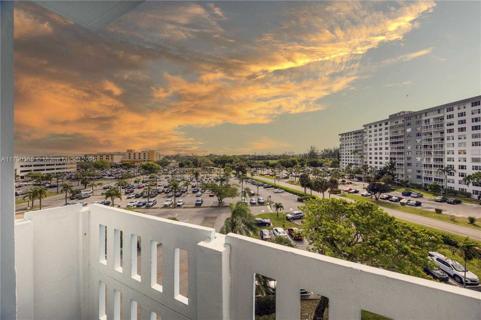 Small Image of 4001 HILLCREST DR #601, Hollywood Number 10