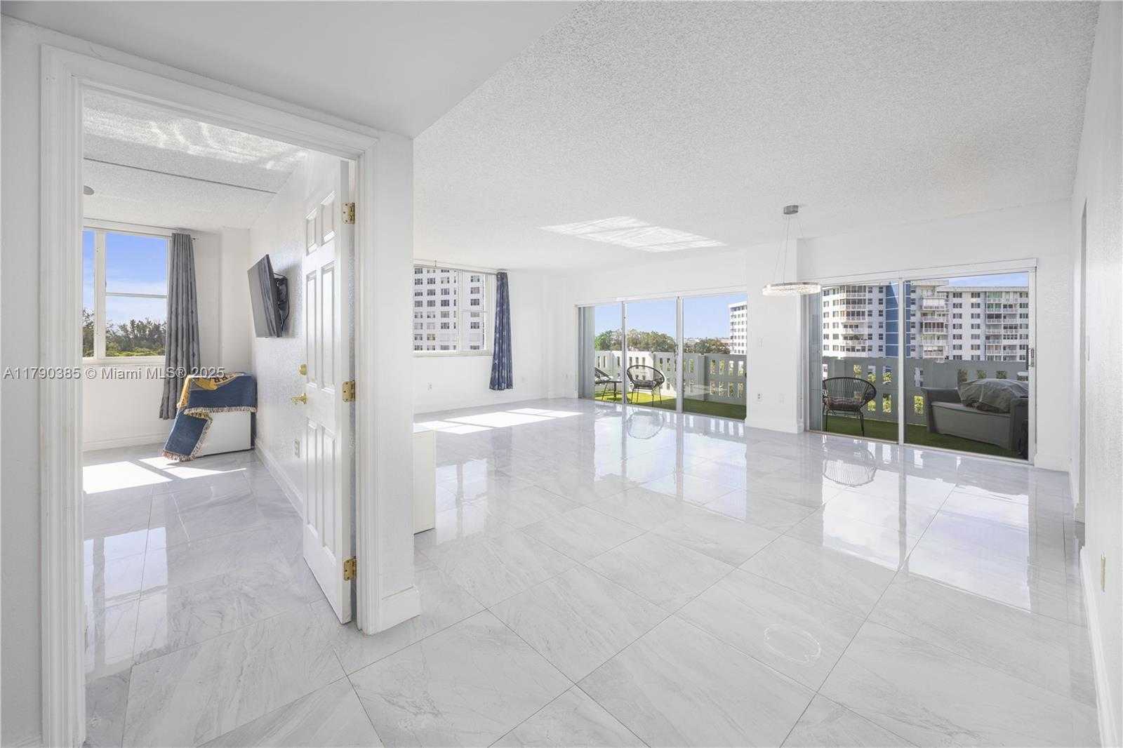 Small Image of 4001 HILLCREST DR #601, Hollywood Number 12