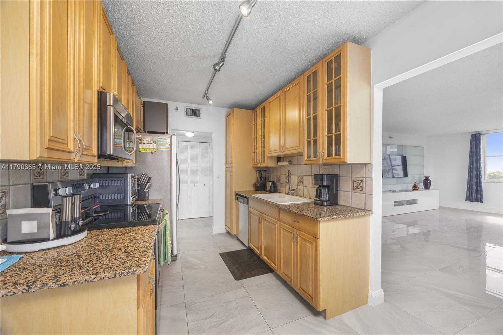 Small Image of 4001 HILLCREST DR #601, Hollywood Number 14