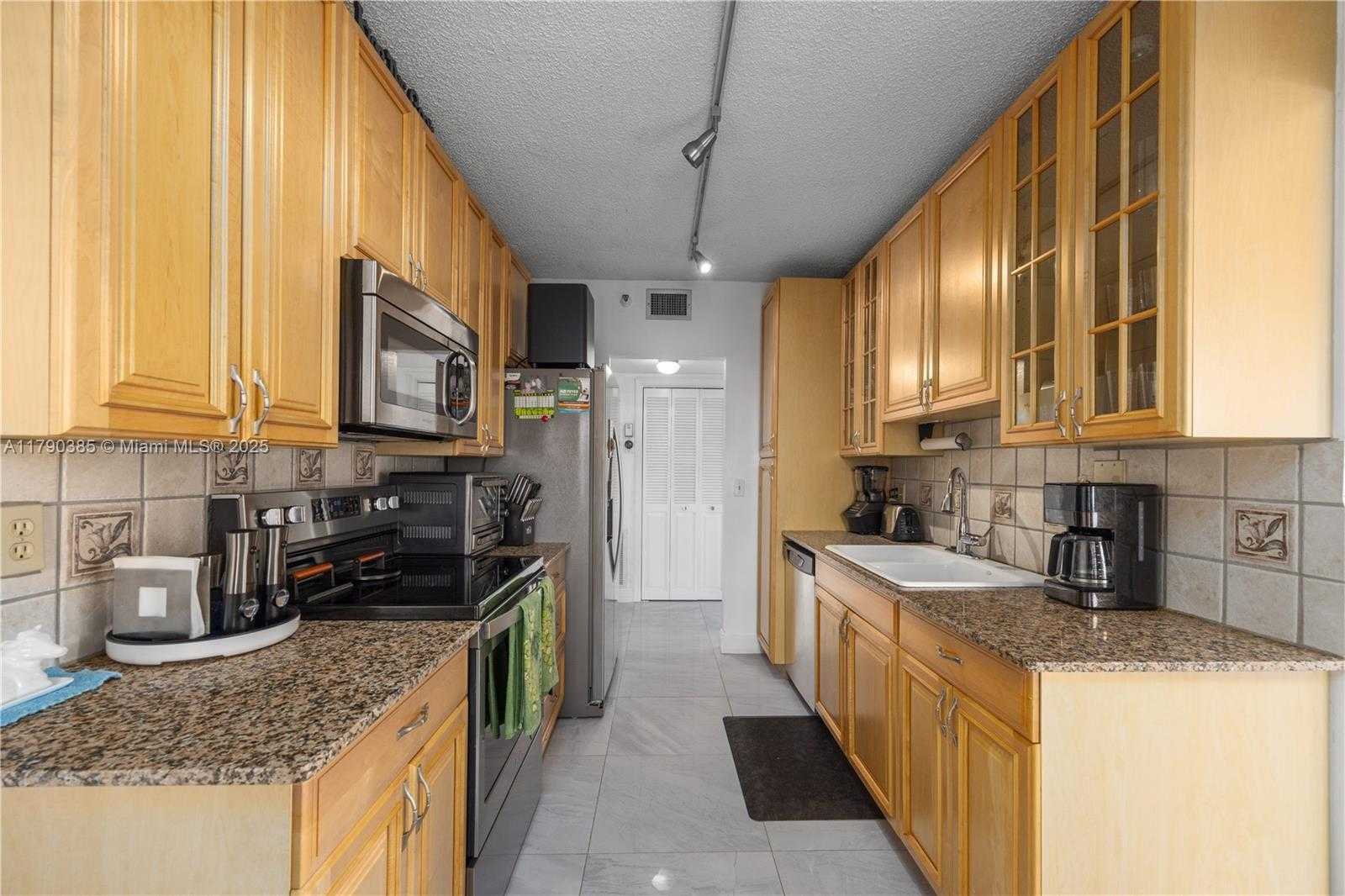 Small Image of 4001 HILLCREST DR #601, Hollywood Number 15