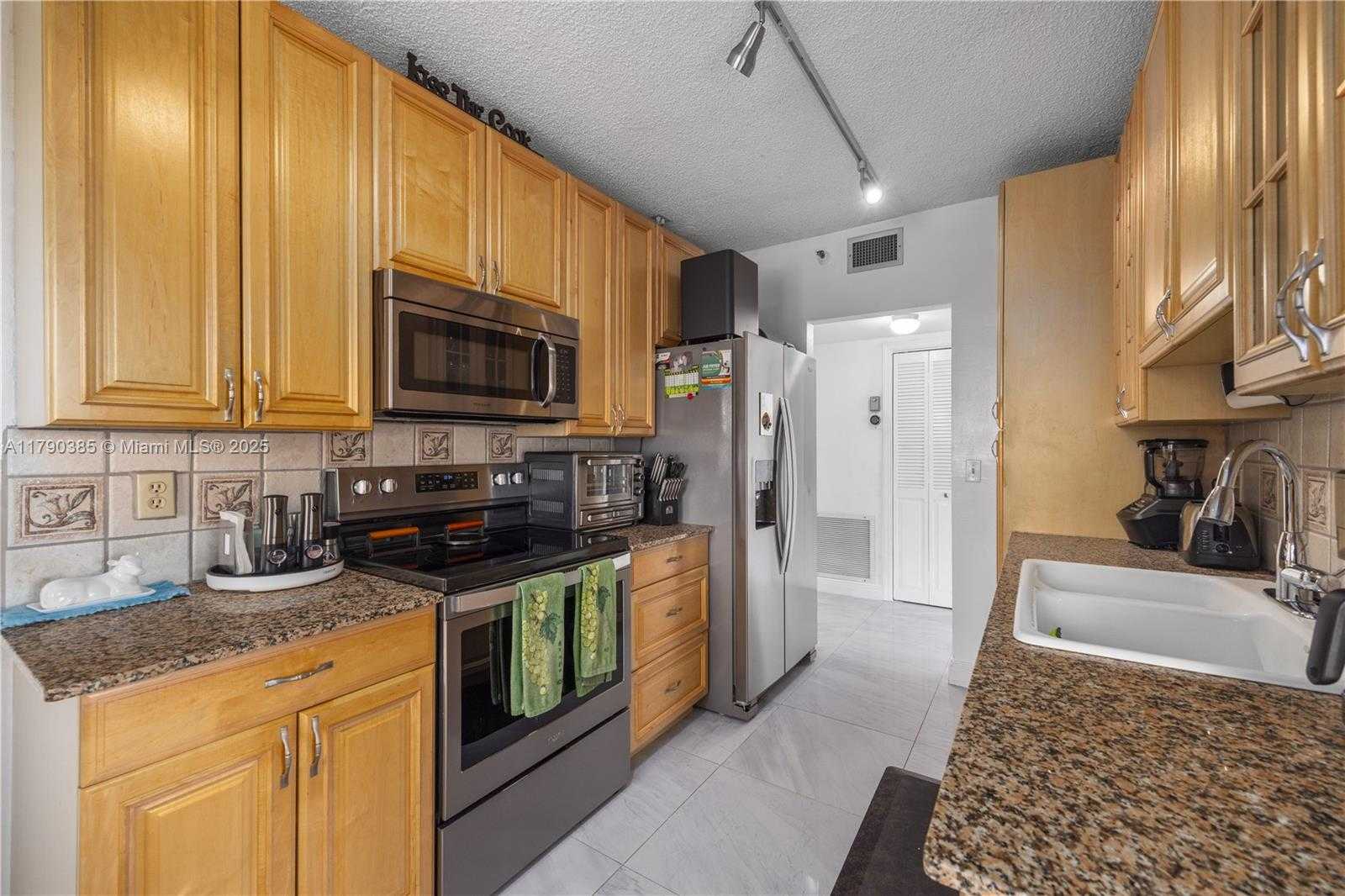 Small Image of 4001 HILLCREST DR #601, Hollywood Number 16
