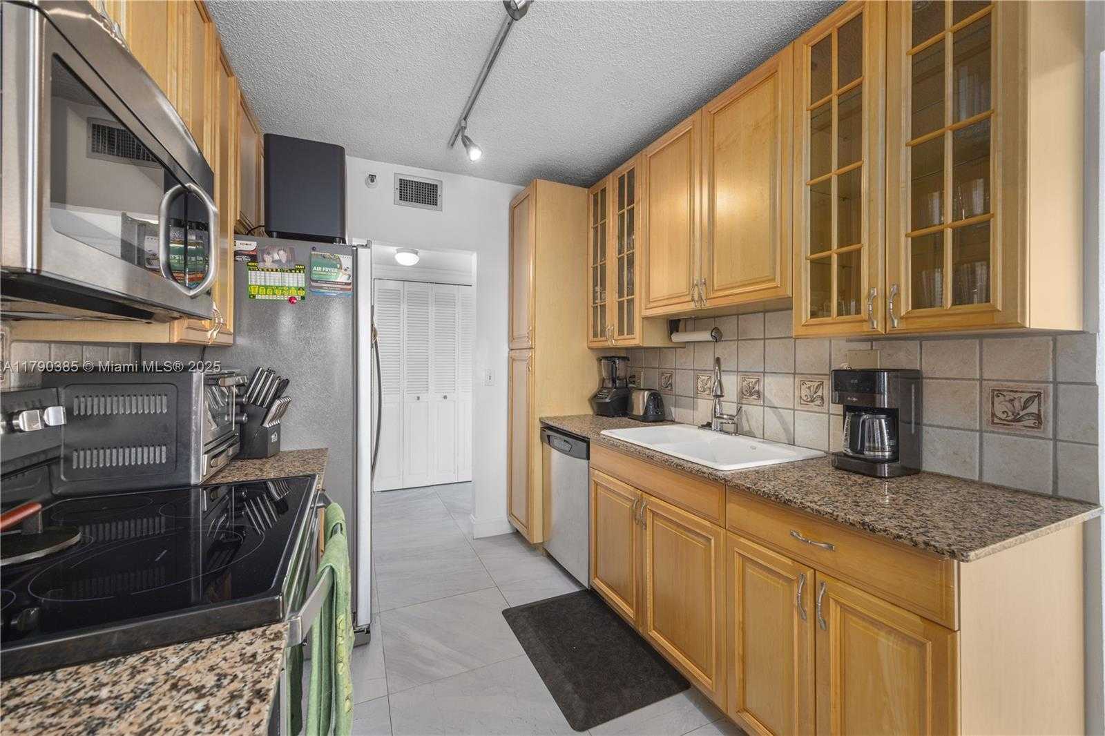 Small Image of 4001 HILLCREST DR #601, Hollywood Number 17