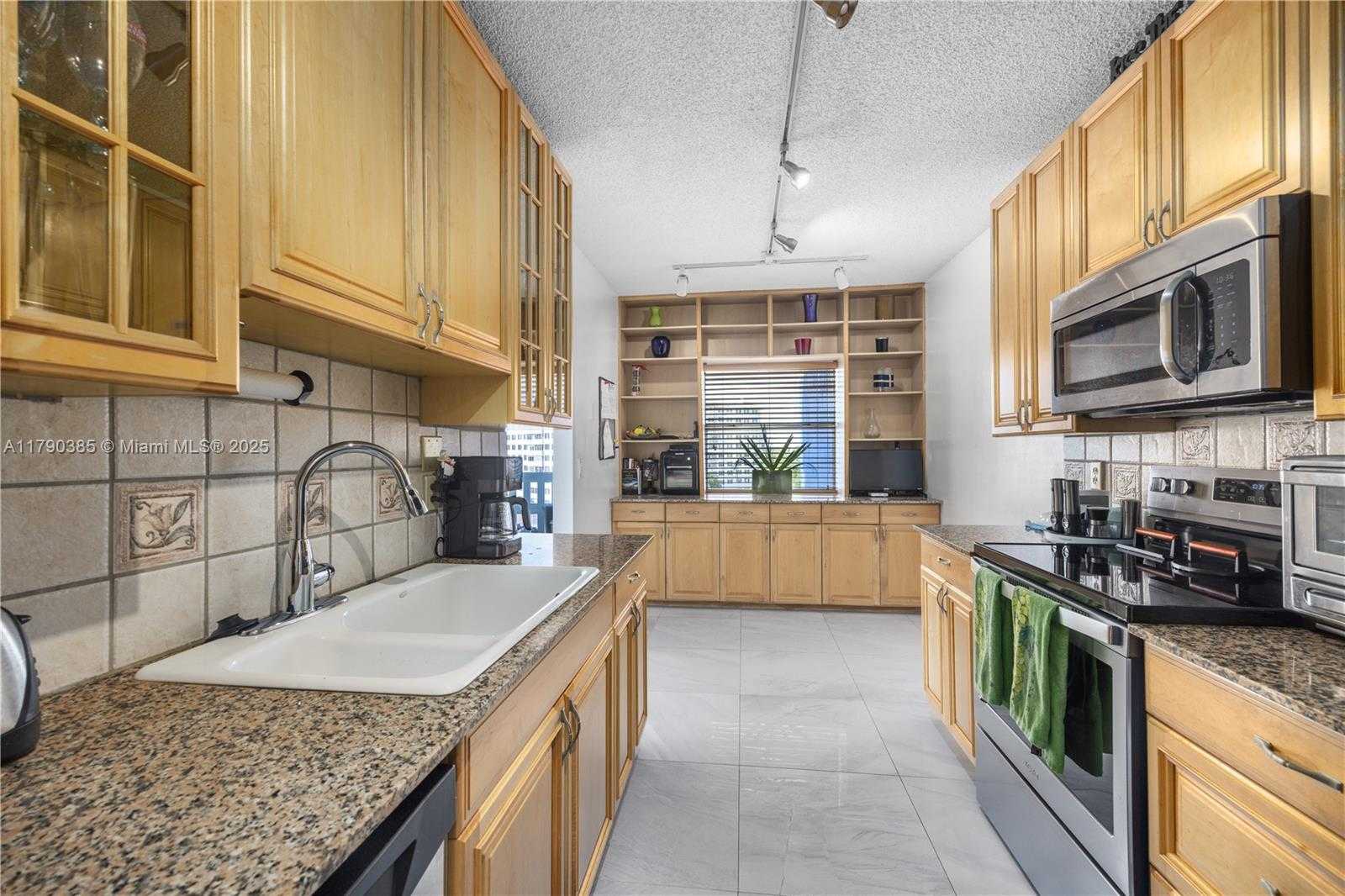Small Image of 4001 HILLCREST DR #601, Hollywood Number 18