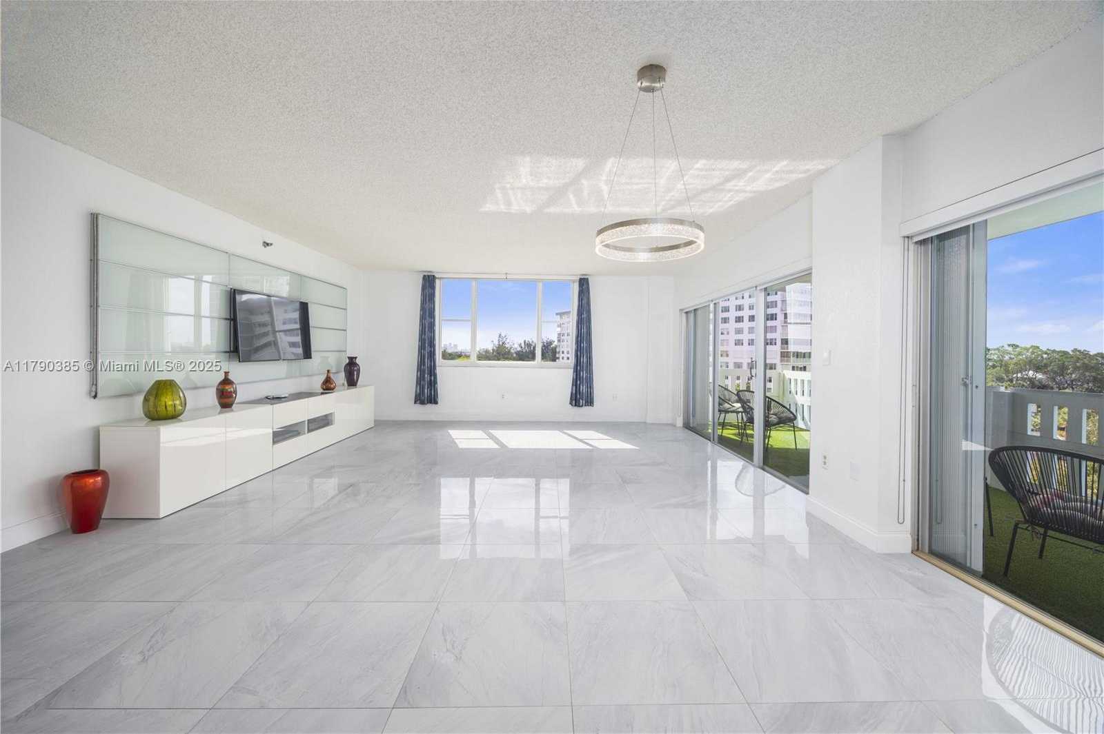 Small Image of 4001 HILLCREST DR #601, Hollywood Number 2