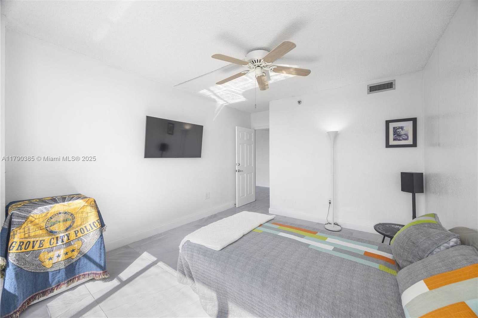 Small Image of 4001 HILLCREST DR #601, Hollywood Number 21