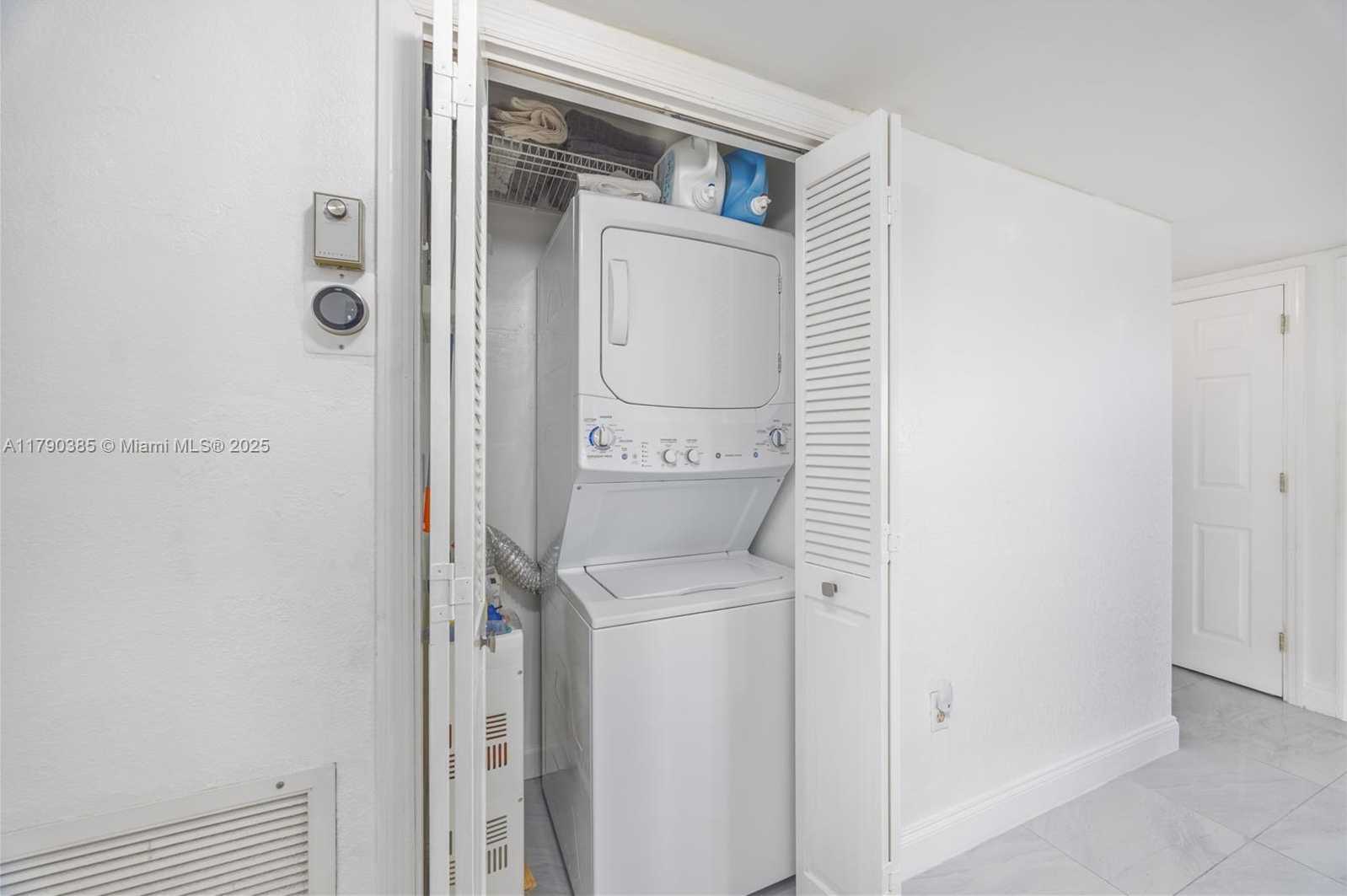Small Image of 4001 HILLCREST DR #601, Hollywood Number 23