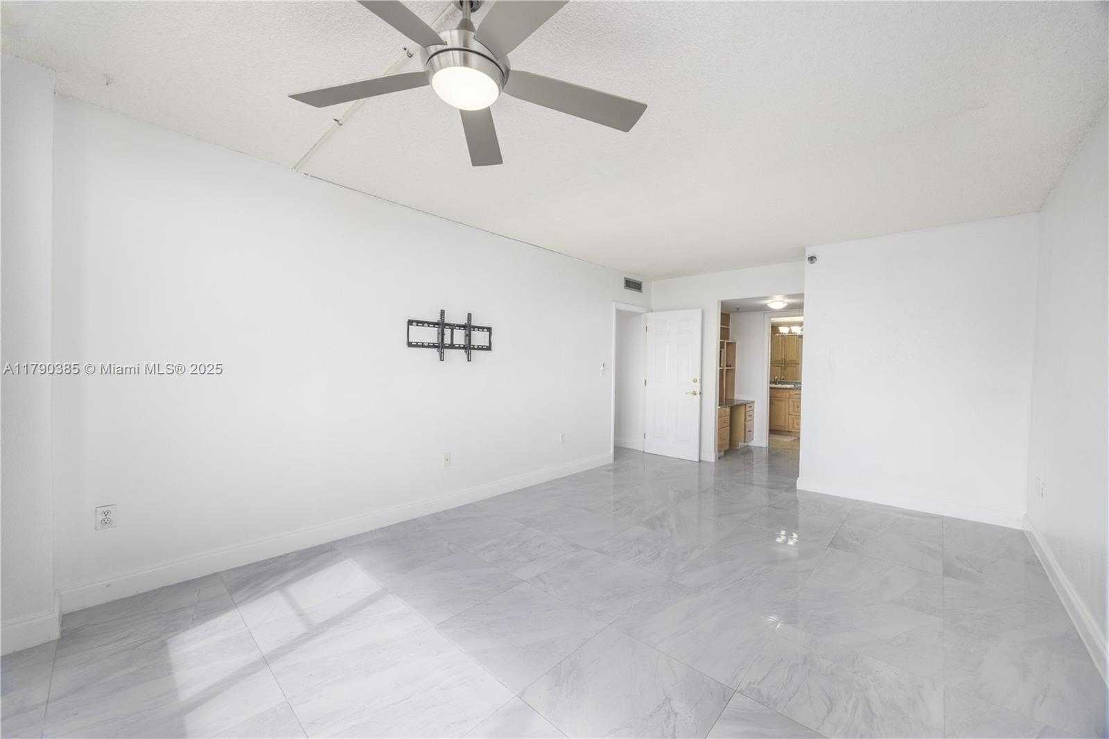 Small Image of 4001 HILLCREST DR #601, Hollywood Number 25