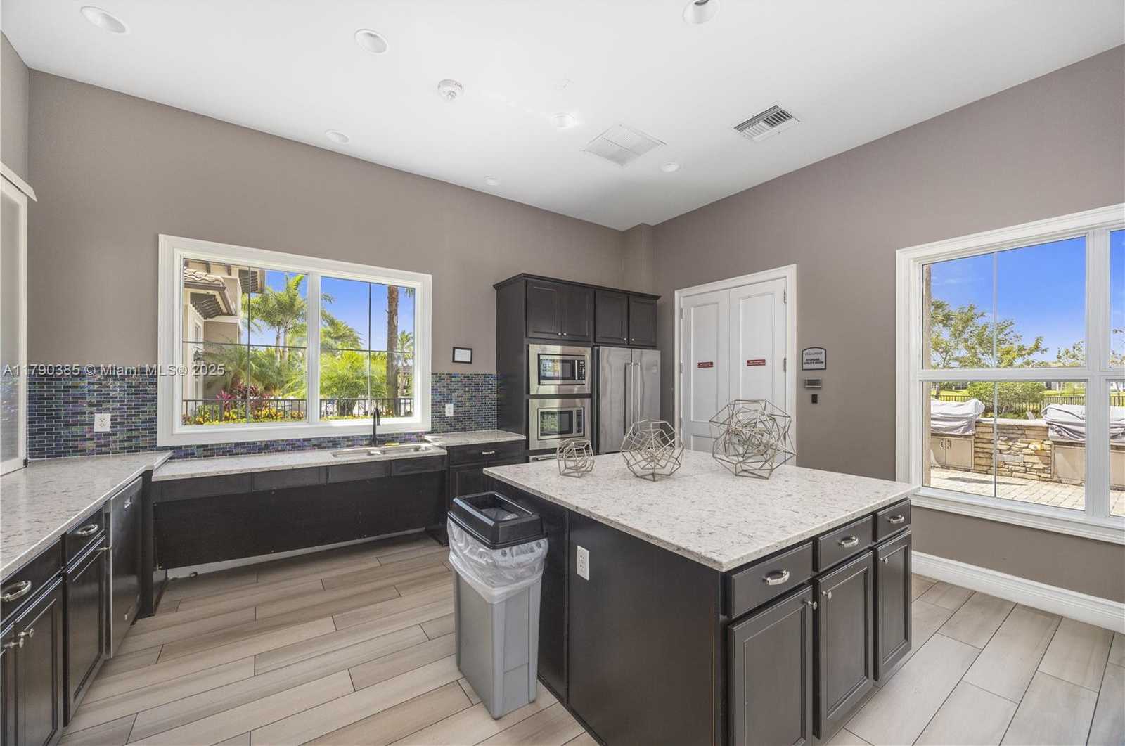 Small Image of 4001 HILLCREST DR #601, Hollywood Number 36