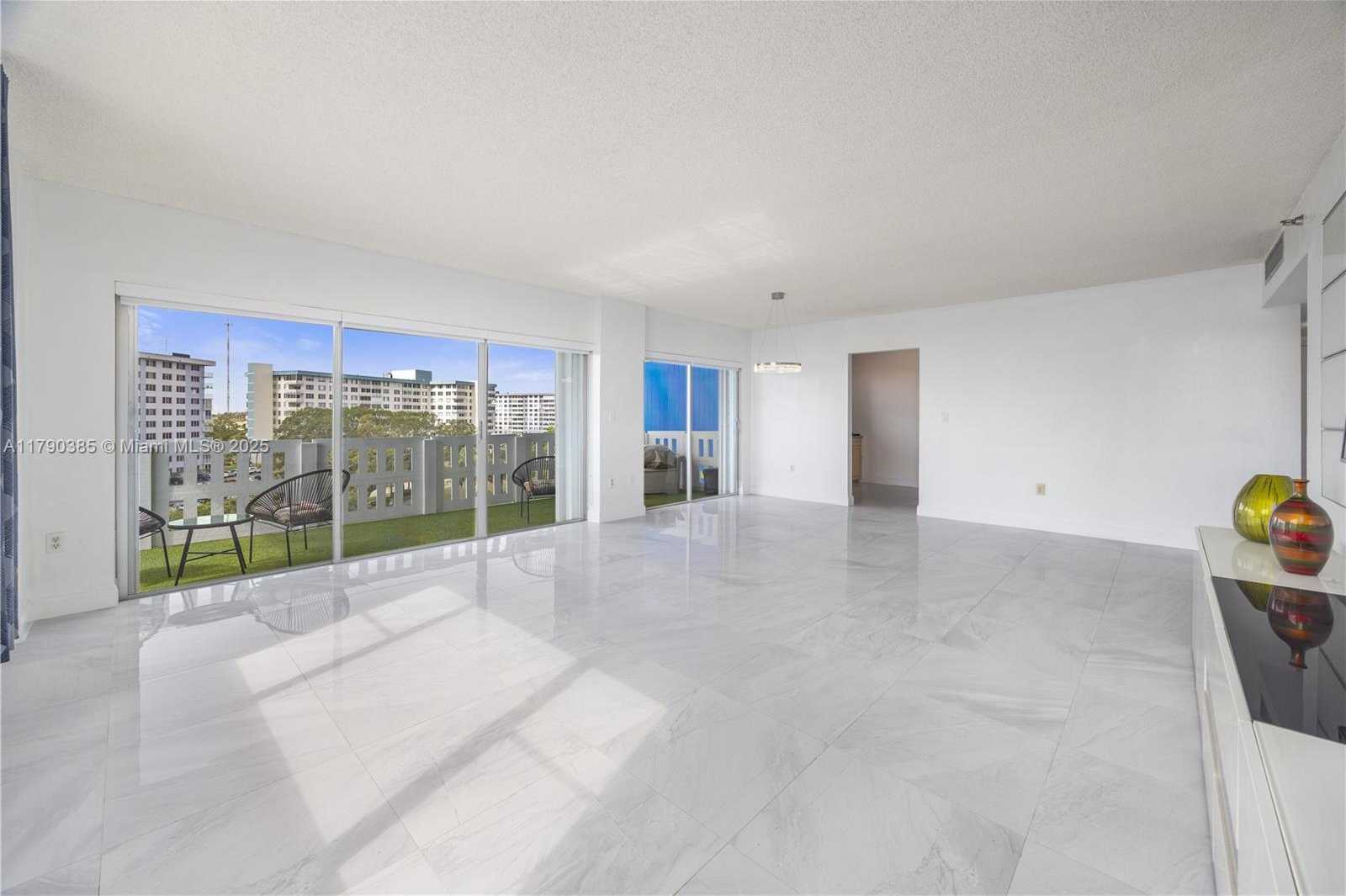 Small Image of 4001 HILLCREST DR #601, Hollywood Number 4