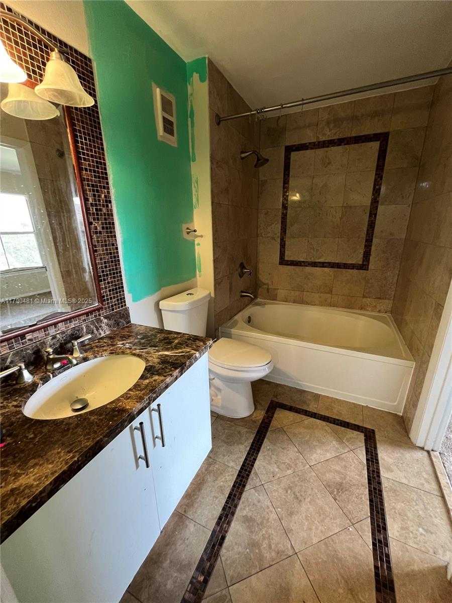 Small Image of 4815 VIA PALM LKS #1413, West Palm Beach Number 9