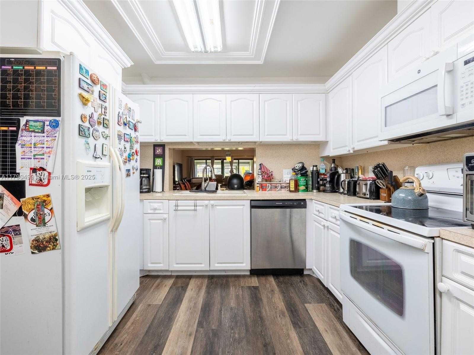 Small Image of 370 FAIRWAY CIR #13, Weston Number 12