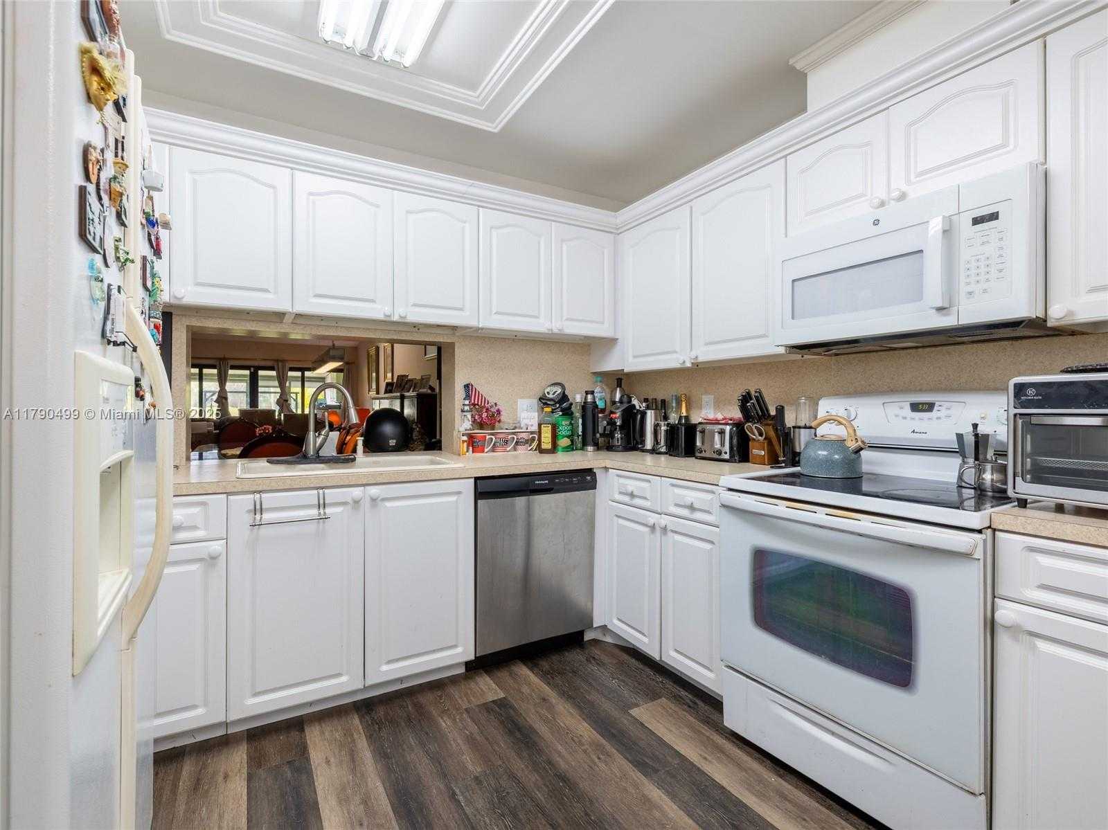 Small Image of 370 FAIRWAY CIR #13, Weston Number 13