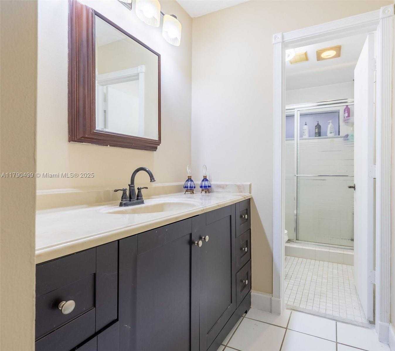 Small Image of 370 FAIRWAY CIR #13, Weston Number 18