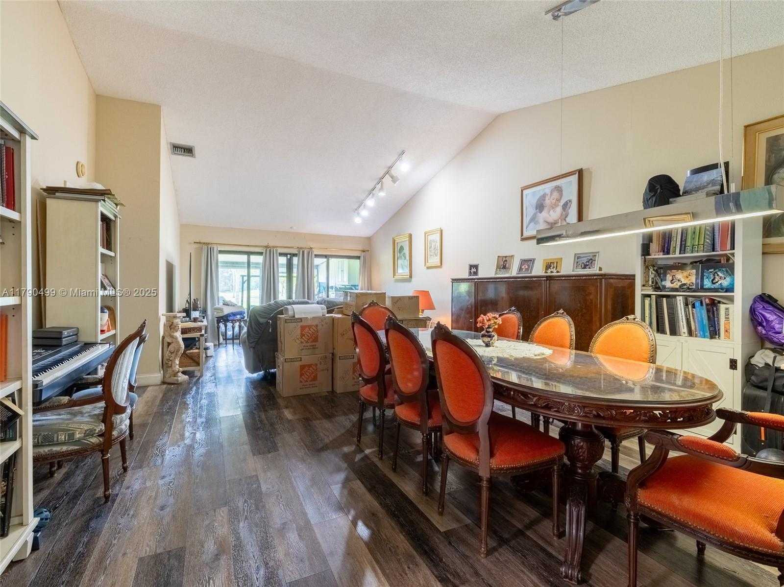 Small Image of 370 FAIRWAY CIR #13, Weston Number 2