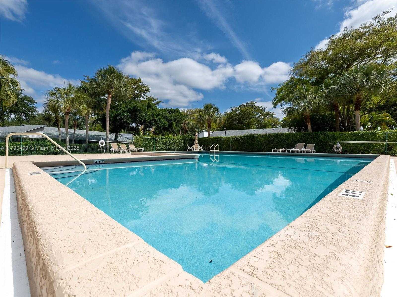 Small Image of 370 FAIRWAY CIR #13, Weston Number 27