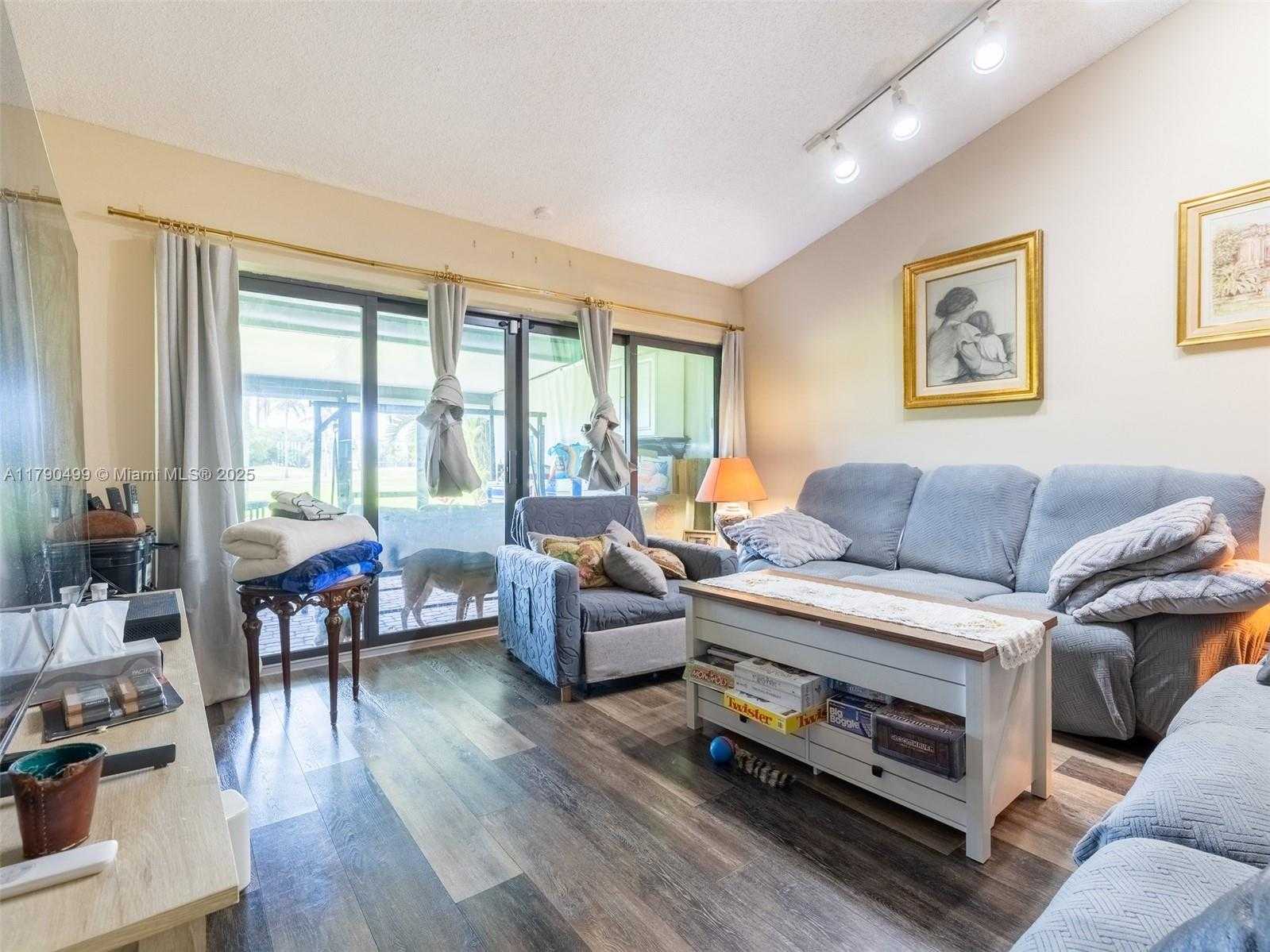Small Image of 370 FAIRWAY CIR #13, Weston Number 4
