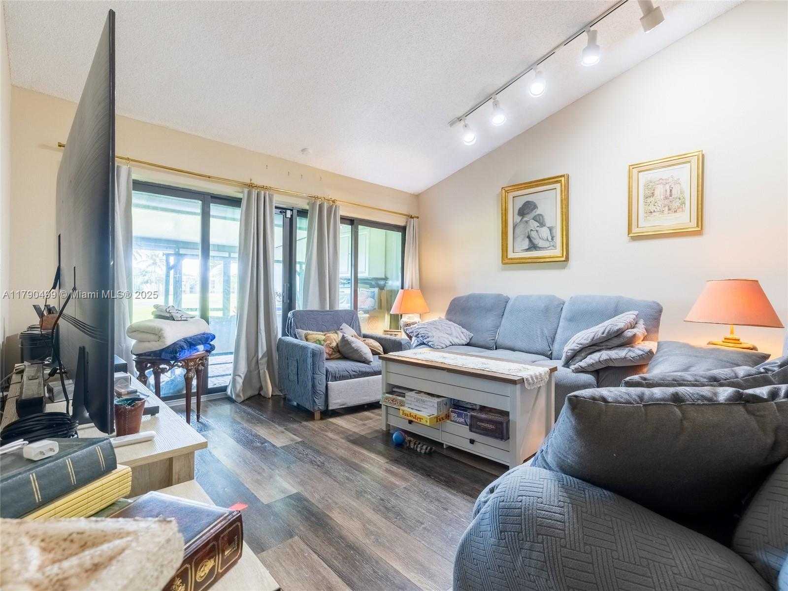 Small Image of 370 FAIRWAY CIR #13, Weston Number 5
