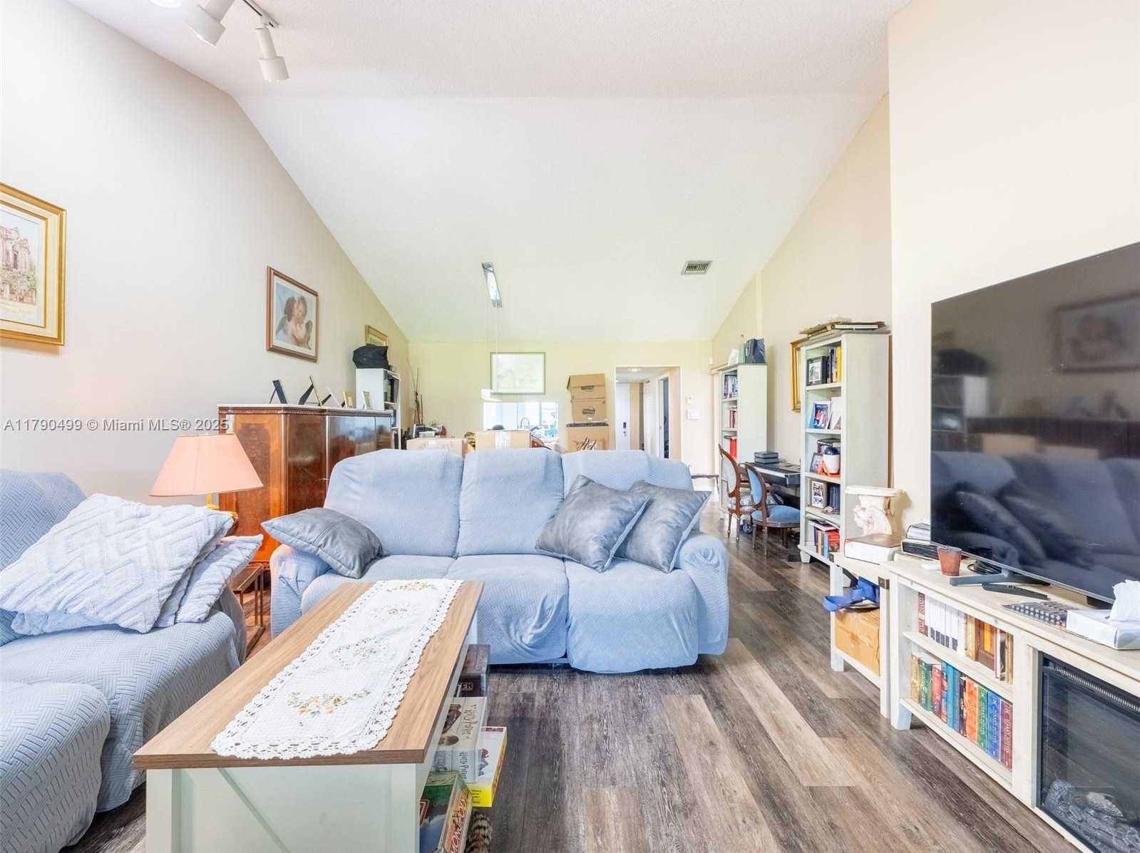 Small Image of 370 FAIRWAY CIR #13, Weston Number 7