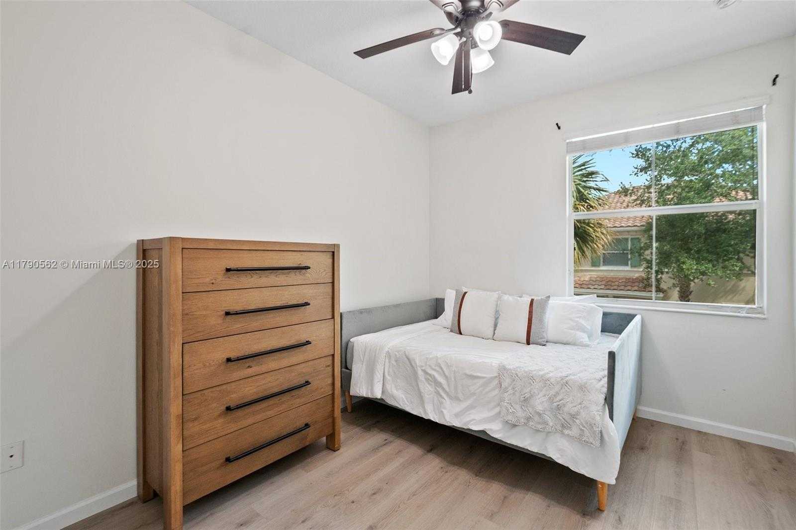 Small Image of 8144 CASCADA ISLES DR, Cooper City Number 20