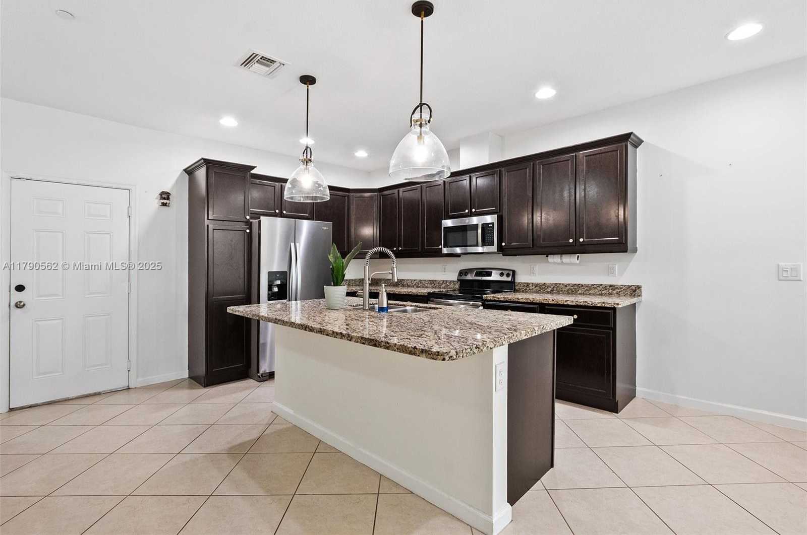 Small Image of 8144 CASCADA ISLES DR, Cooper City Number 6